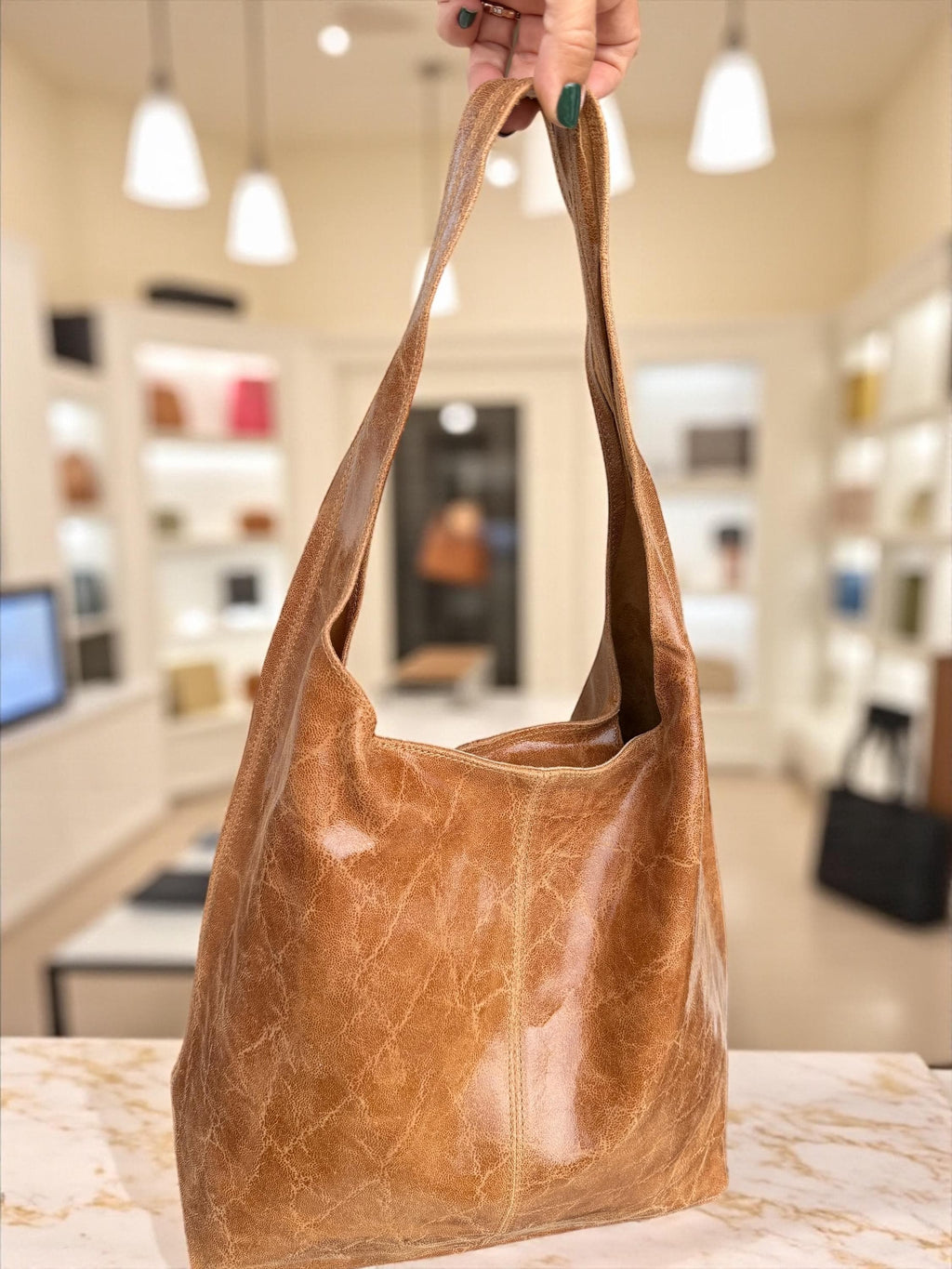 Bolso hobo boho de piel auténtica en tonos camel, marrón y azul.