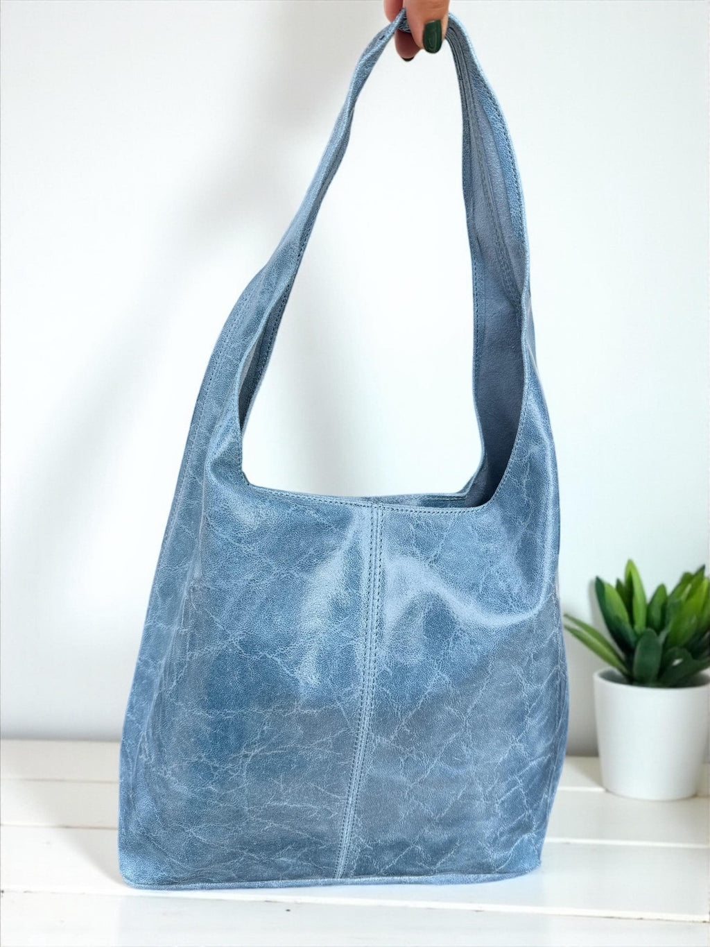 Bolso hobo boho de piel auténtica en tonos camel, marrón y azul.