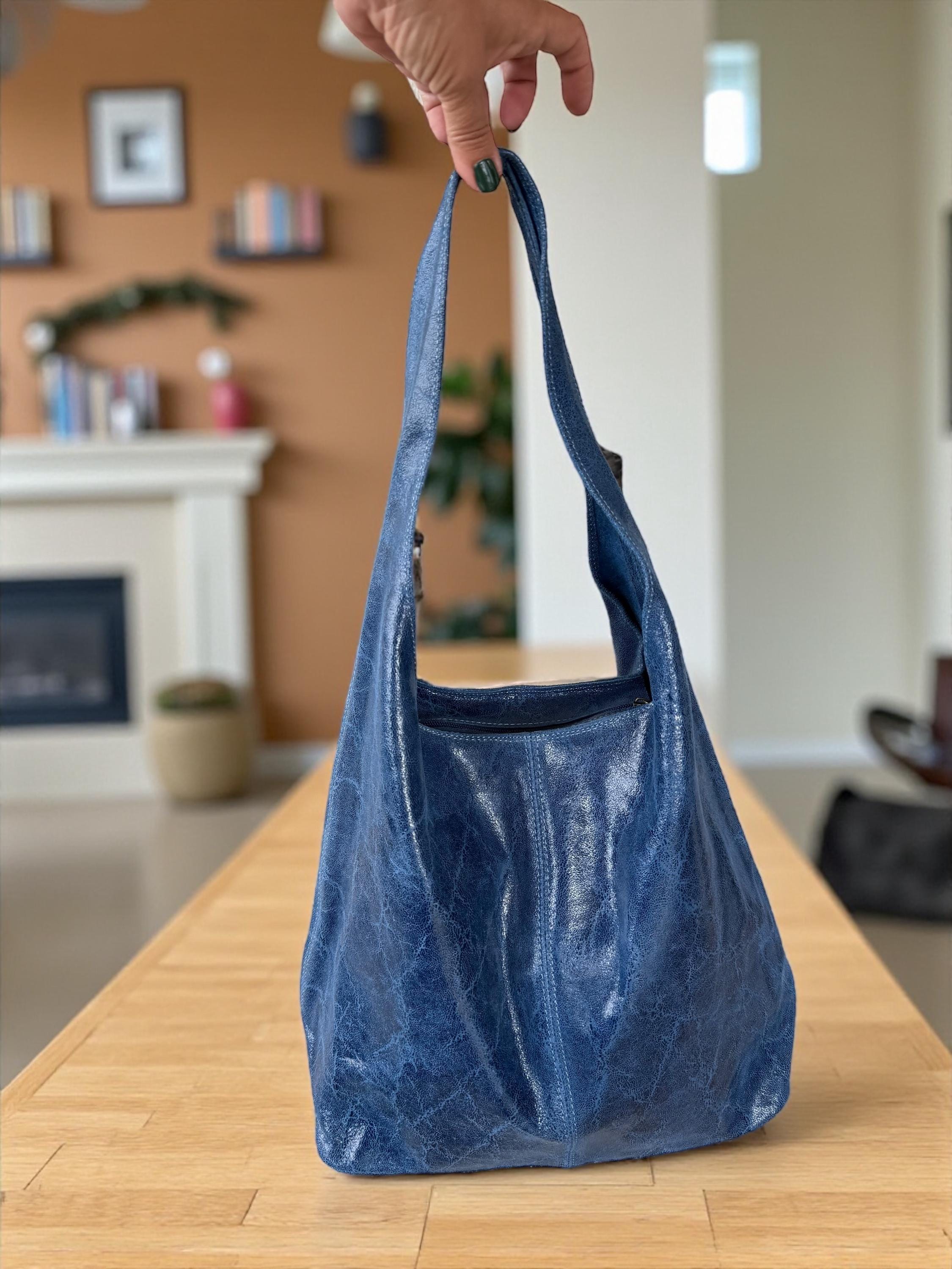 Bolso hobo boho de piel auténtica en tonos camel, marrón y azul.