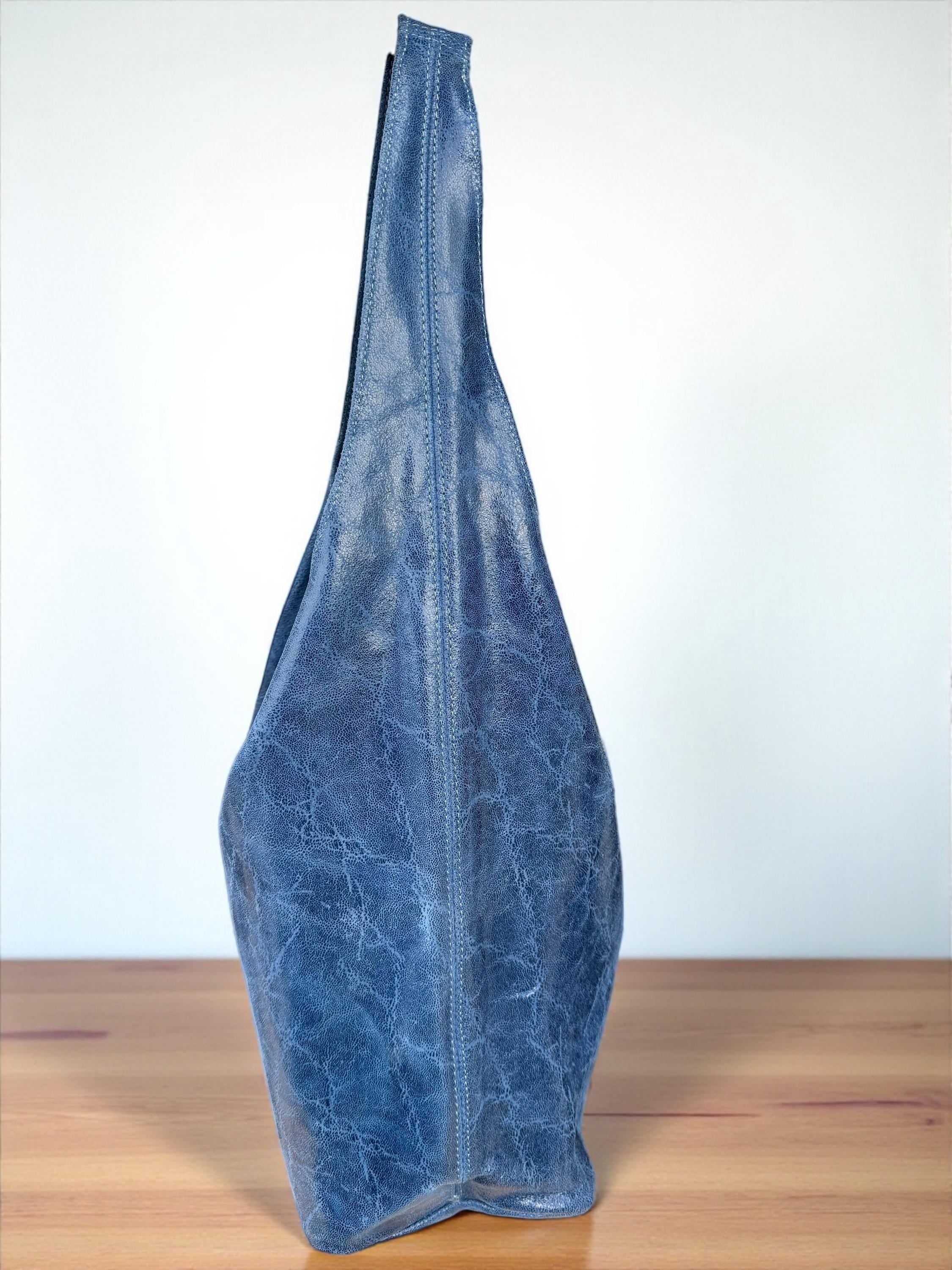 Bolso hobo boho de piel auténtica en tonos camel, marrón y azul.