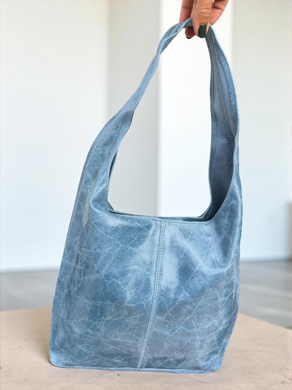 Bolso hobo boho de piel auténtica en tonos camel, marrón y azul.