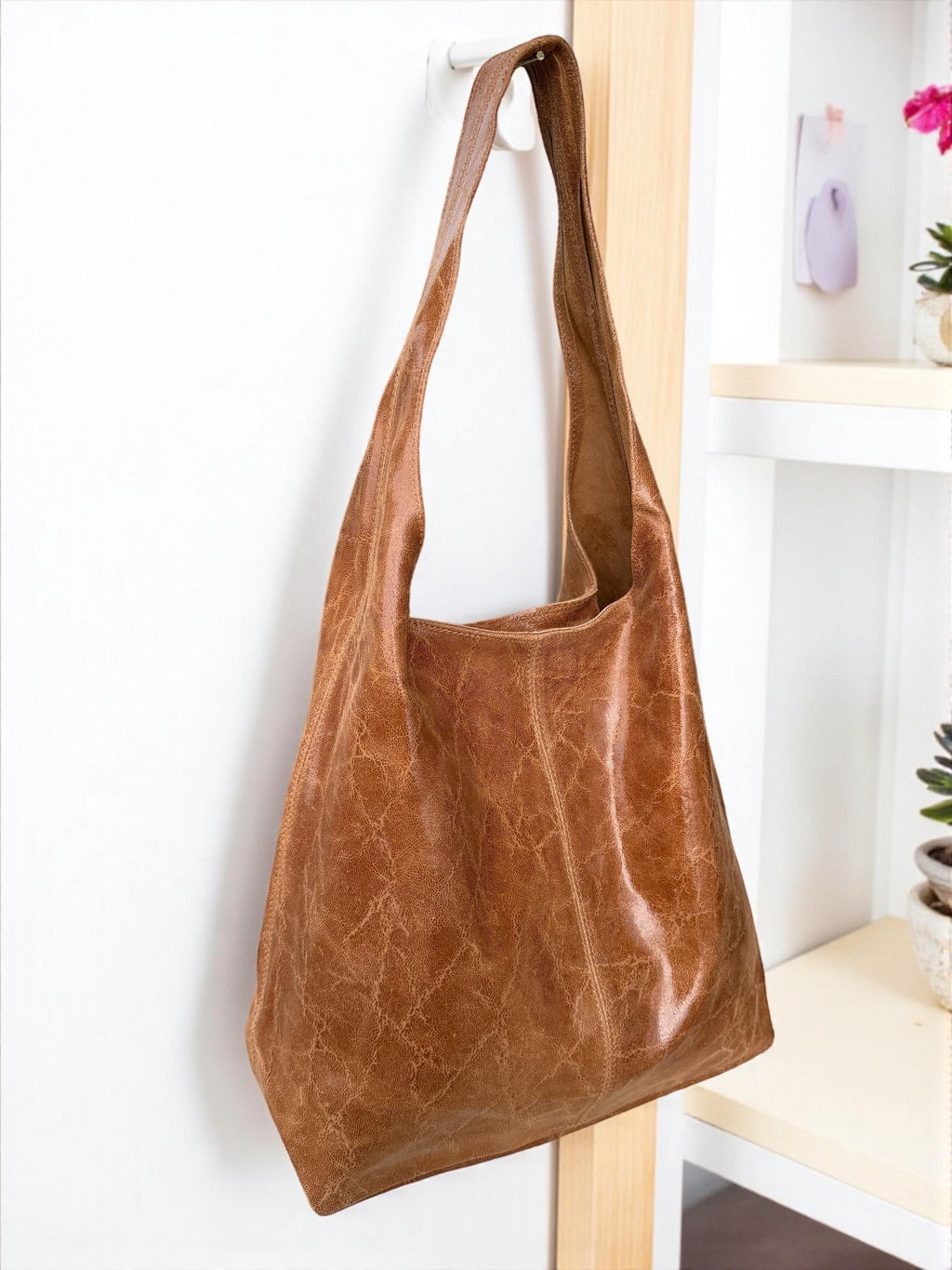 Bolso hobo boho de piel auténtica en tonos camel, marrón y azul.