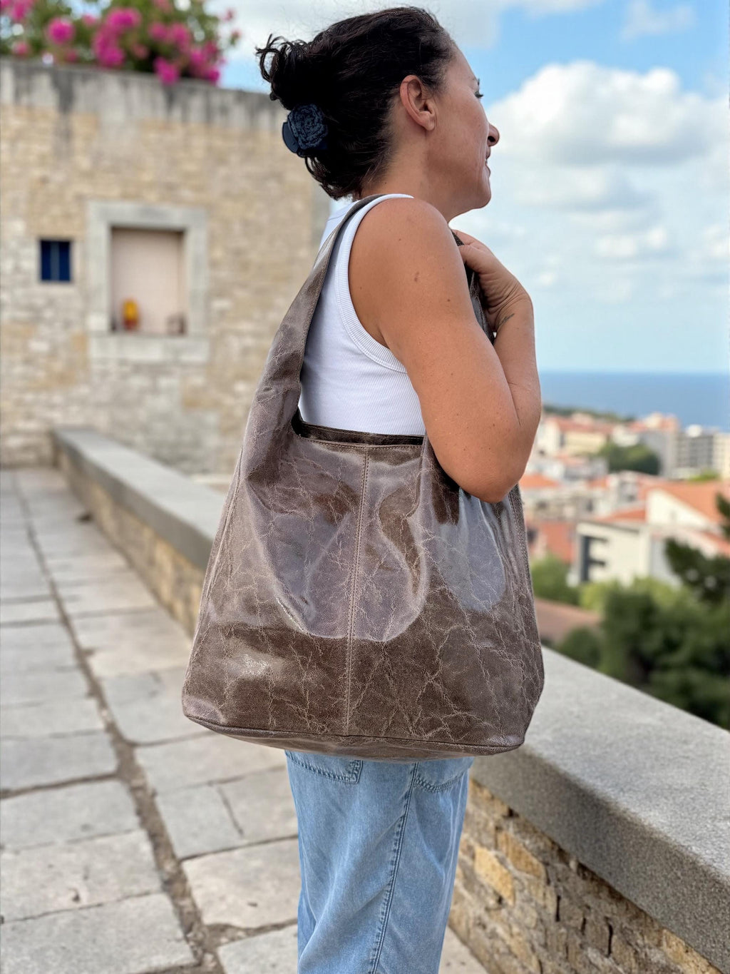 Bolso hobo boho de piel auténtica en tonos camel, marrón y azul.