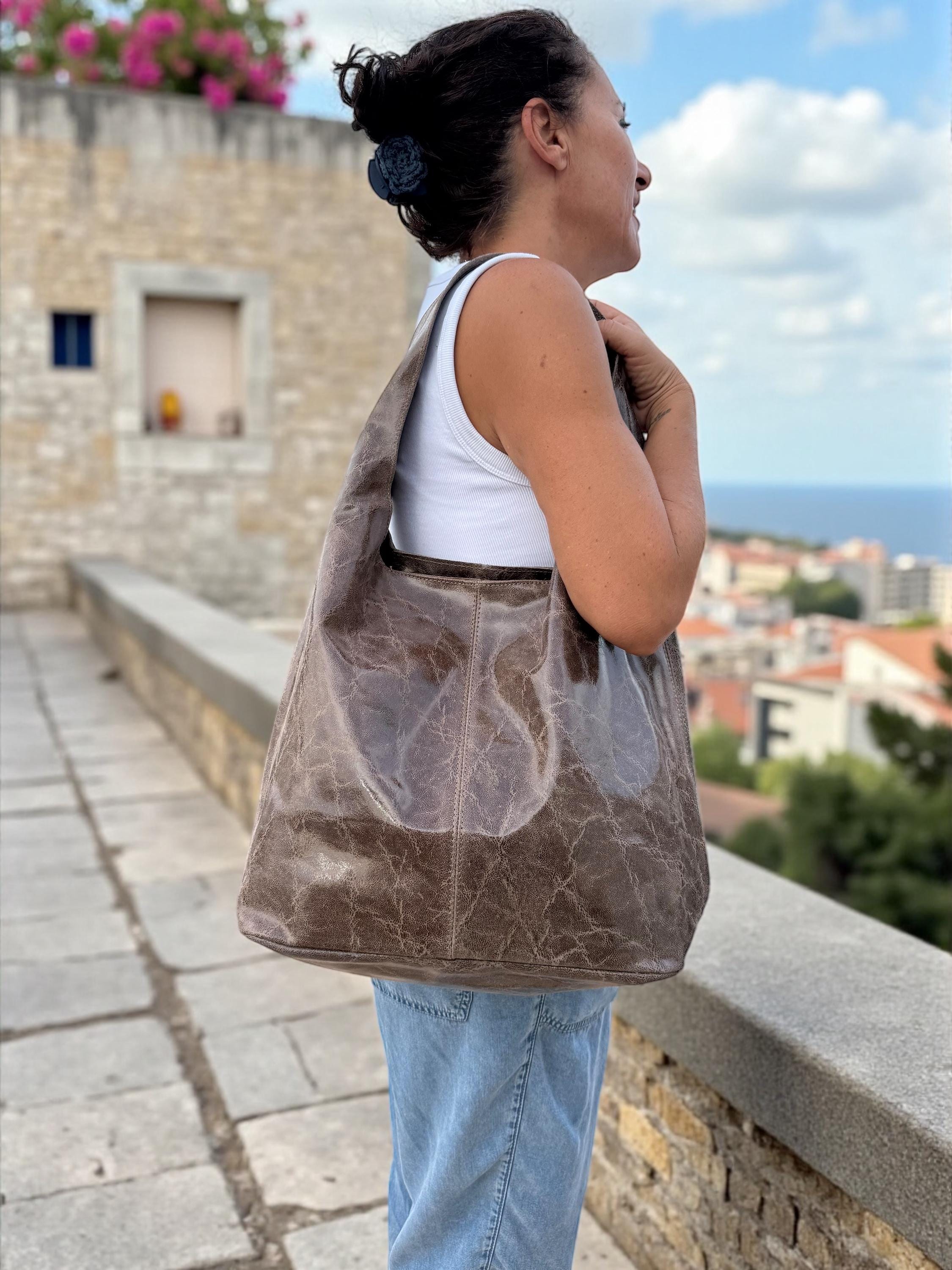 Bolso hobo boho de piel auténtica en tonos camel, marrón y azul.