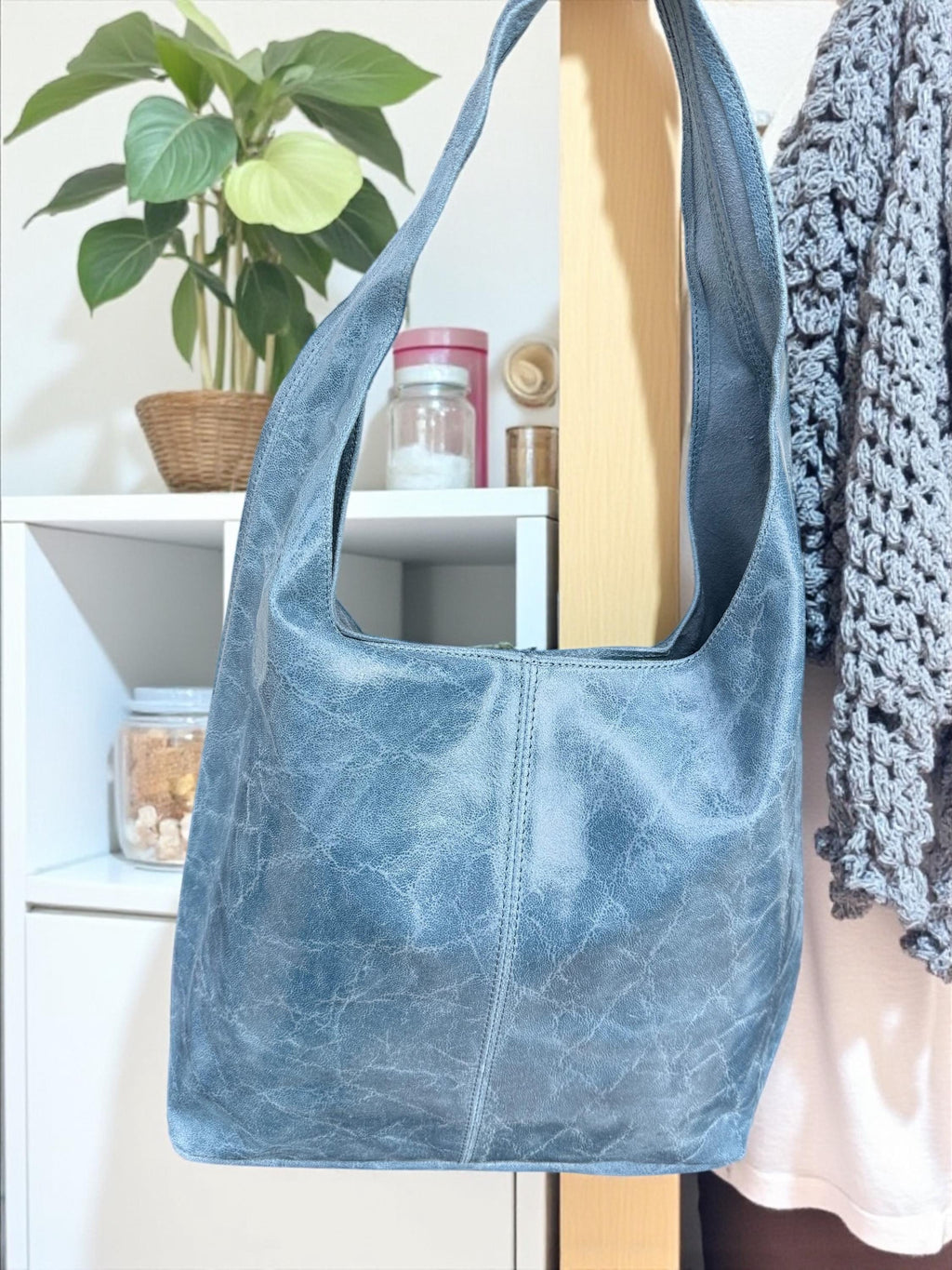 Bolso hobo boho de piel auténtica en tonos camel, marrón y azul.