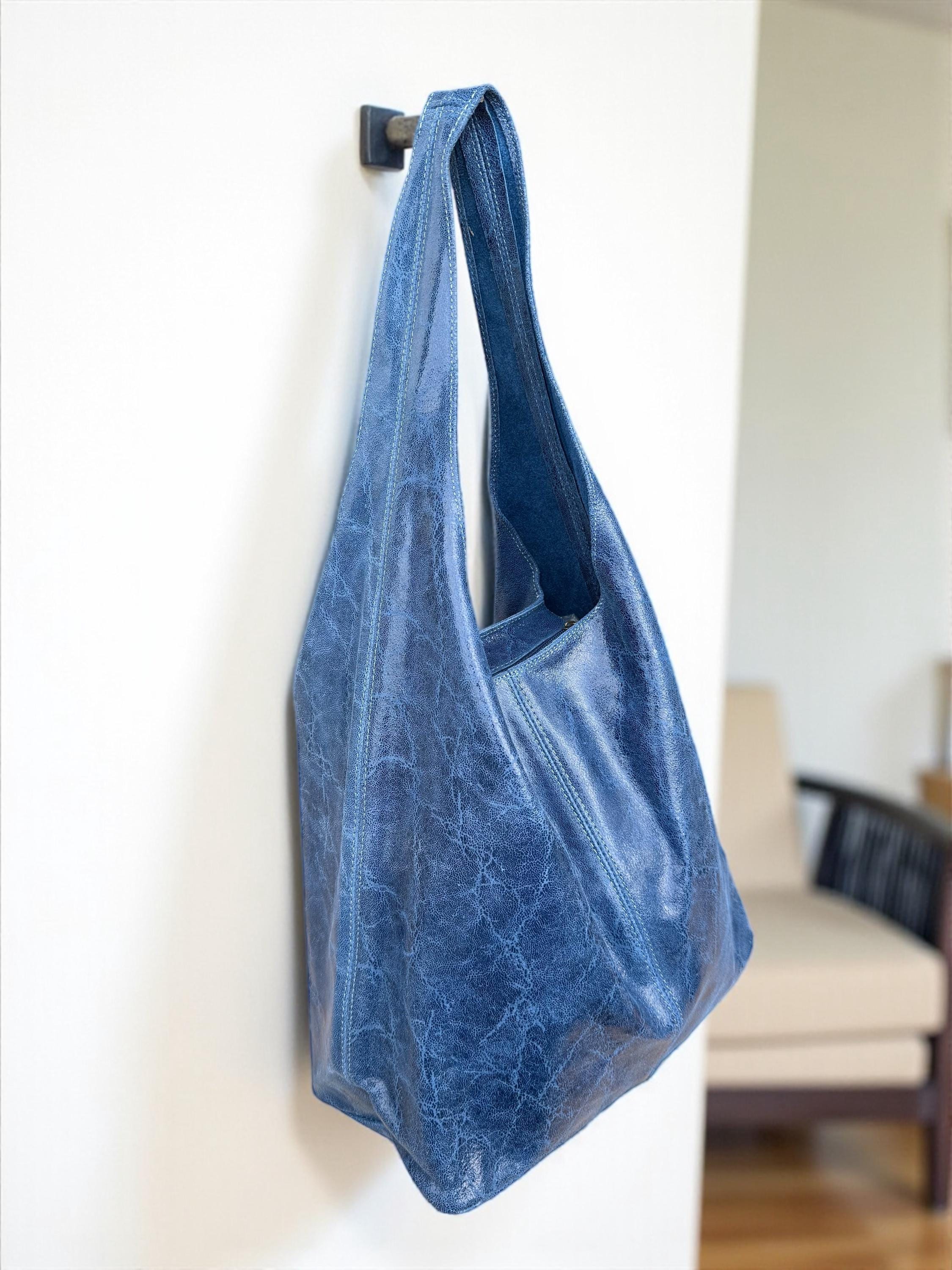 Bolso hobo boho de piel auténtica en tonos camel, marrón y azul.