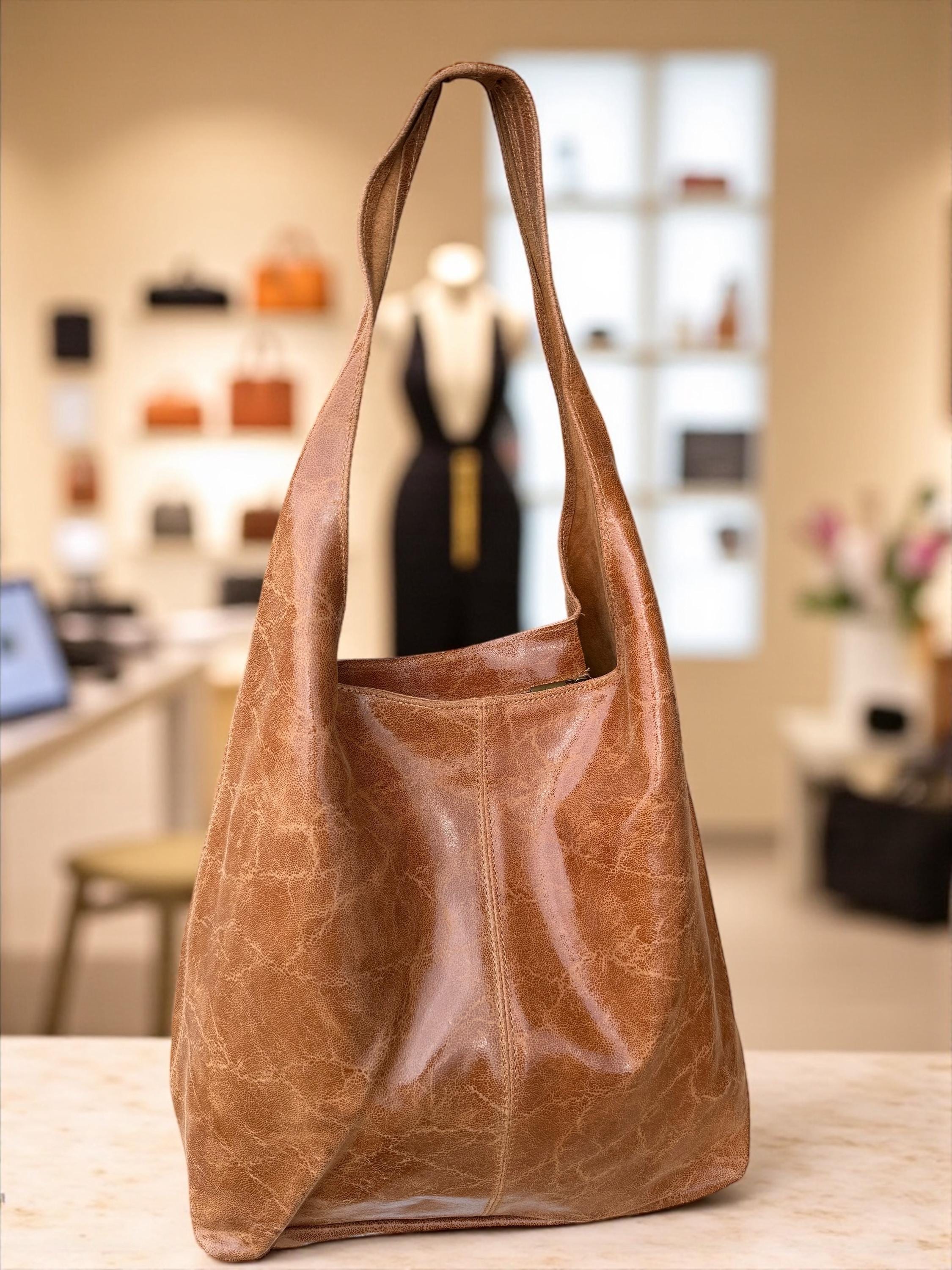 Bolso hobo boho de piel auténtica en tonos camel, marrón y azul.