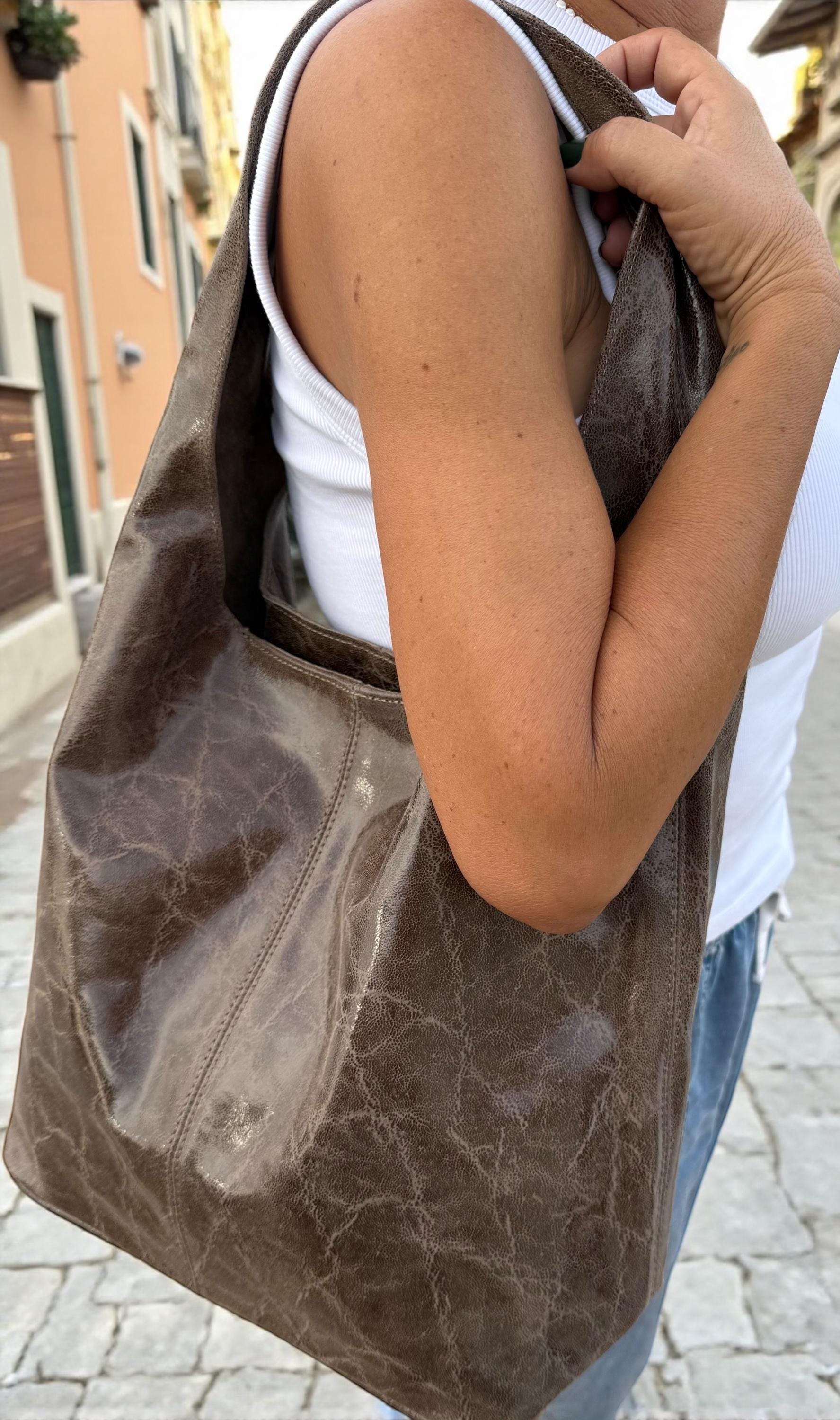 Bolso hobo boho de piel auténtica en tonos camel, marrón y azul.