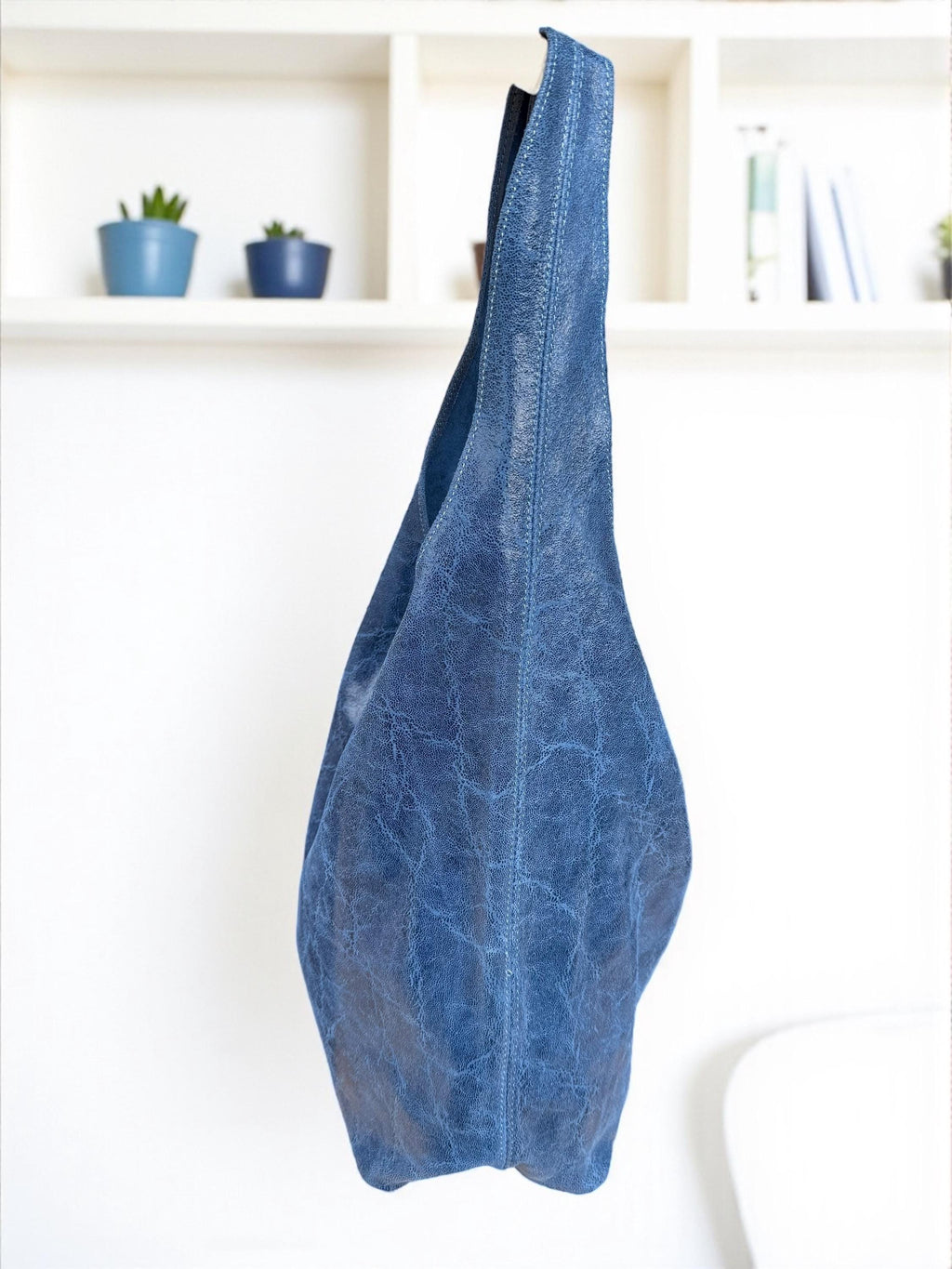 Bolso hobo boho de piel auténtica en tonos camel, marrón y azul.