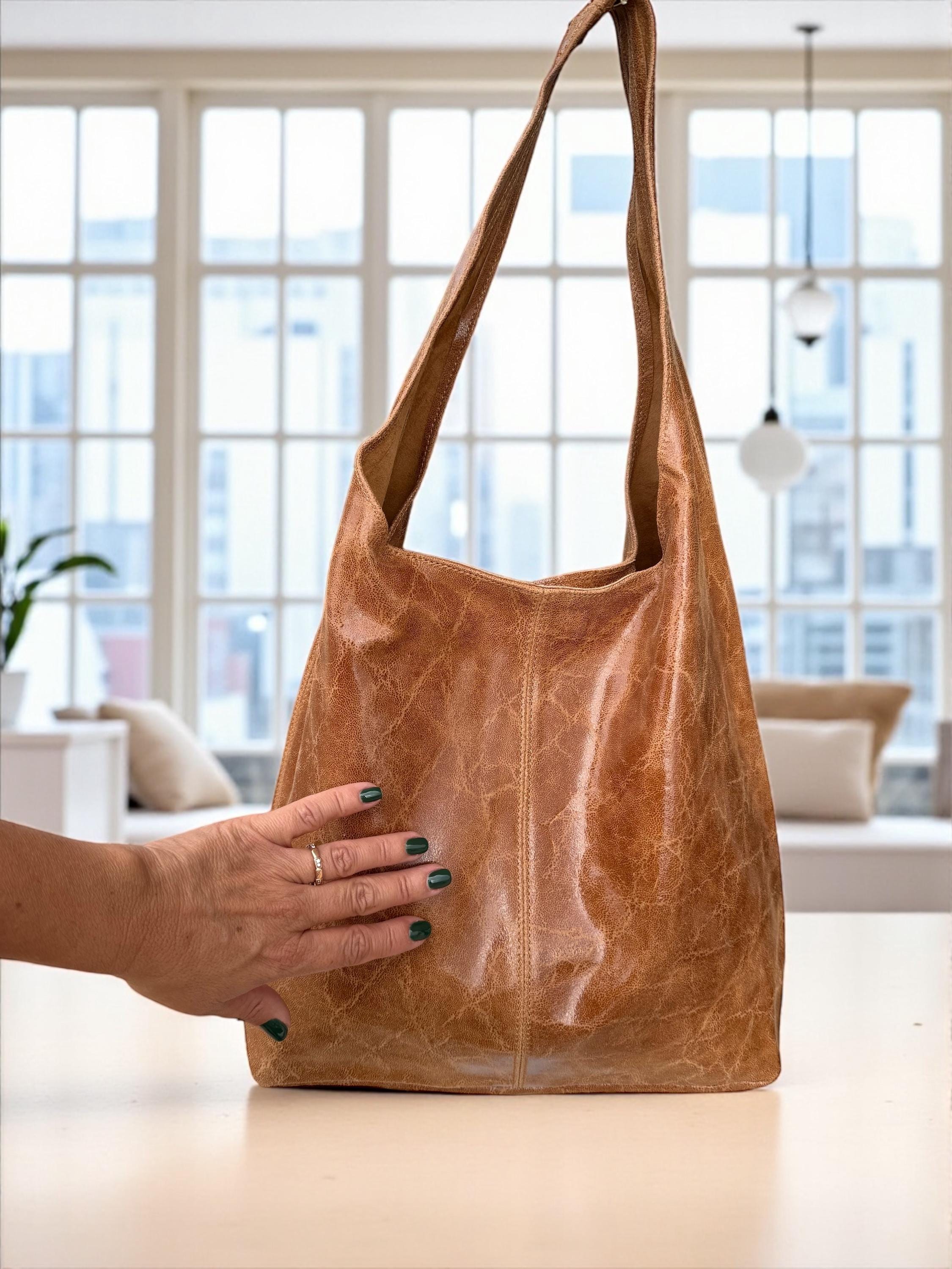 Bolso hobo boho de piel auténtica en tonos camel, marrón y azul.