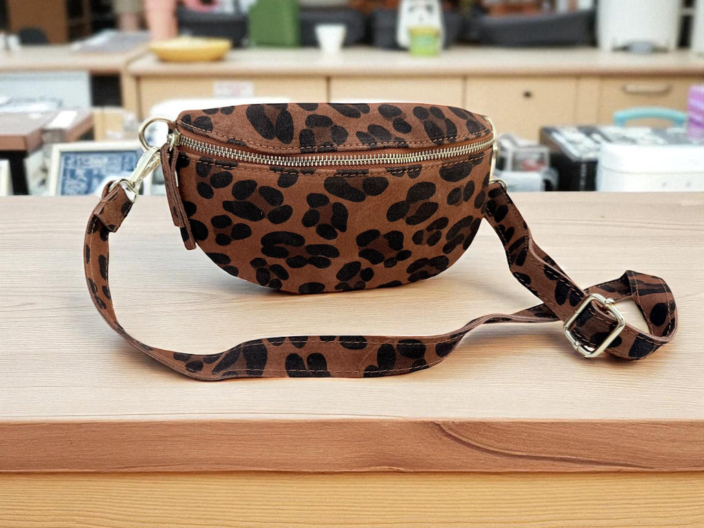 Riñonera de piel auténtica con estampado de leopardo