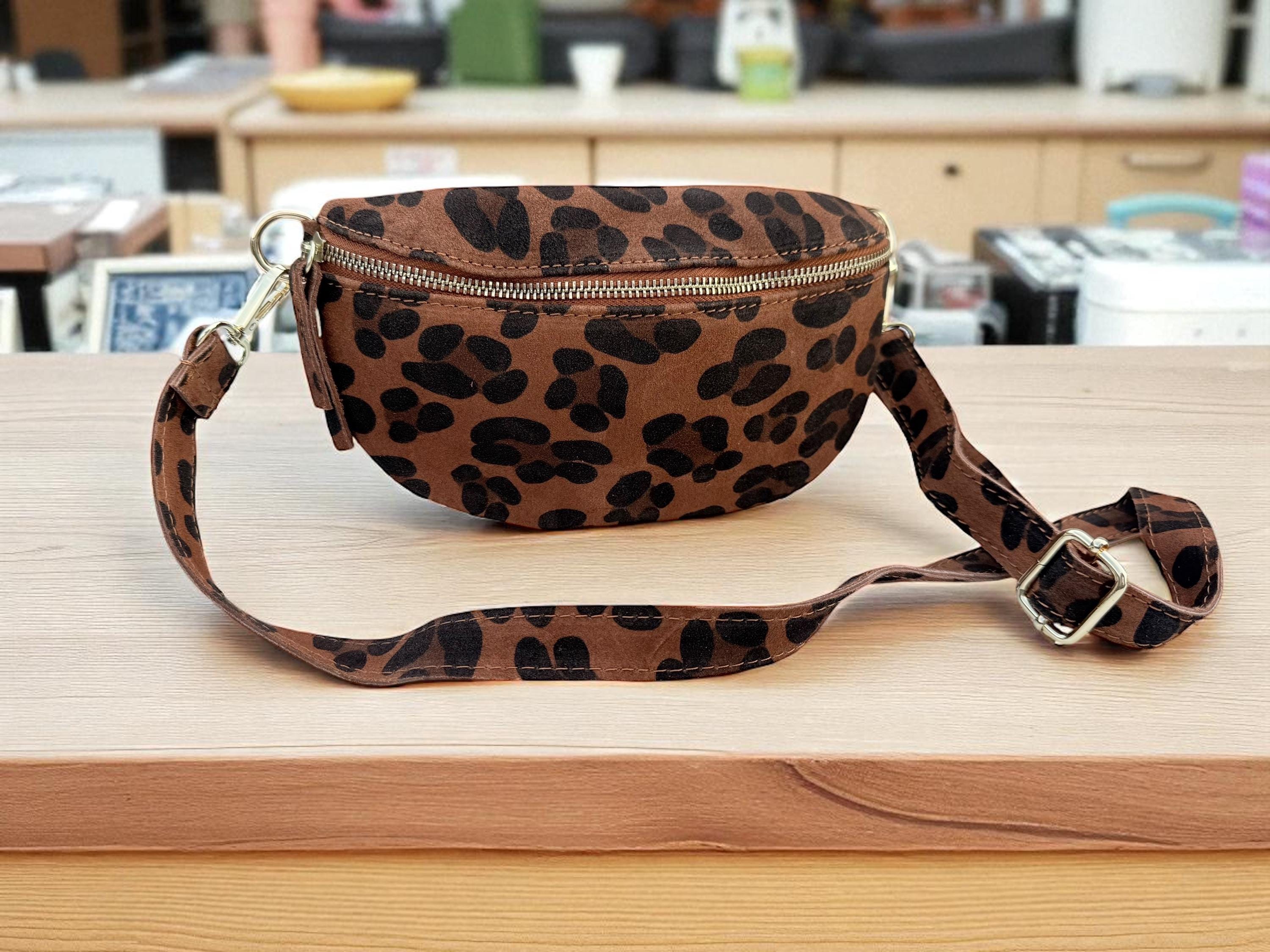 Riñonera de piel auténtica con estampado de leopardo