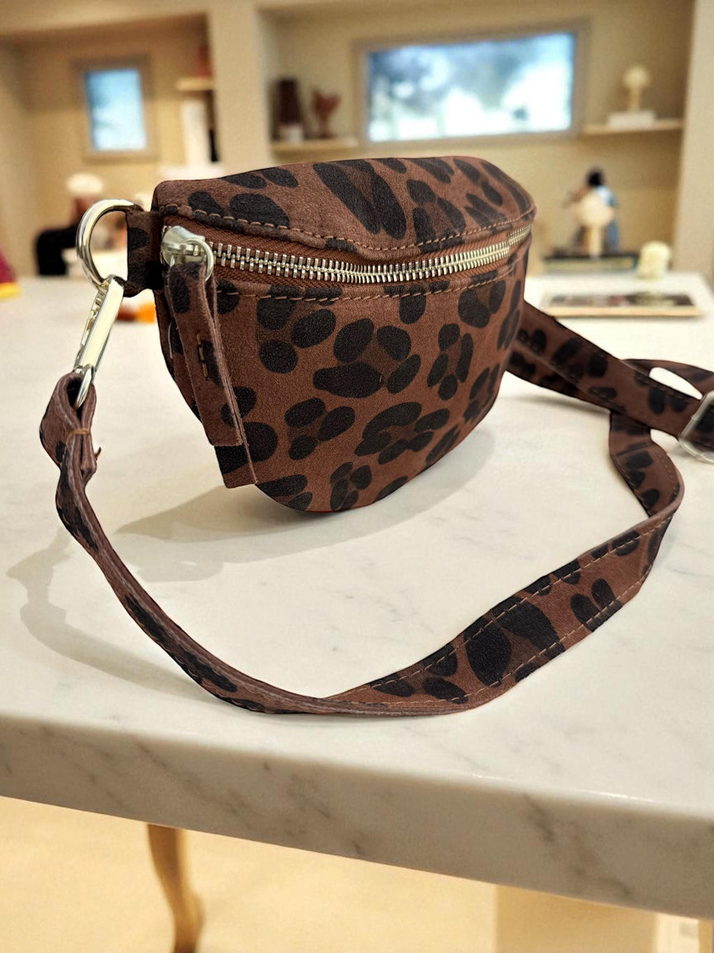 Riñonera de piel auténtica con estampado de leopardo