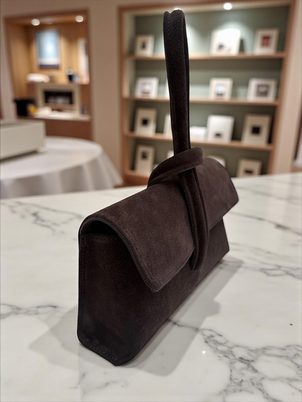 Bolso de mano de ante escultural burdeos