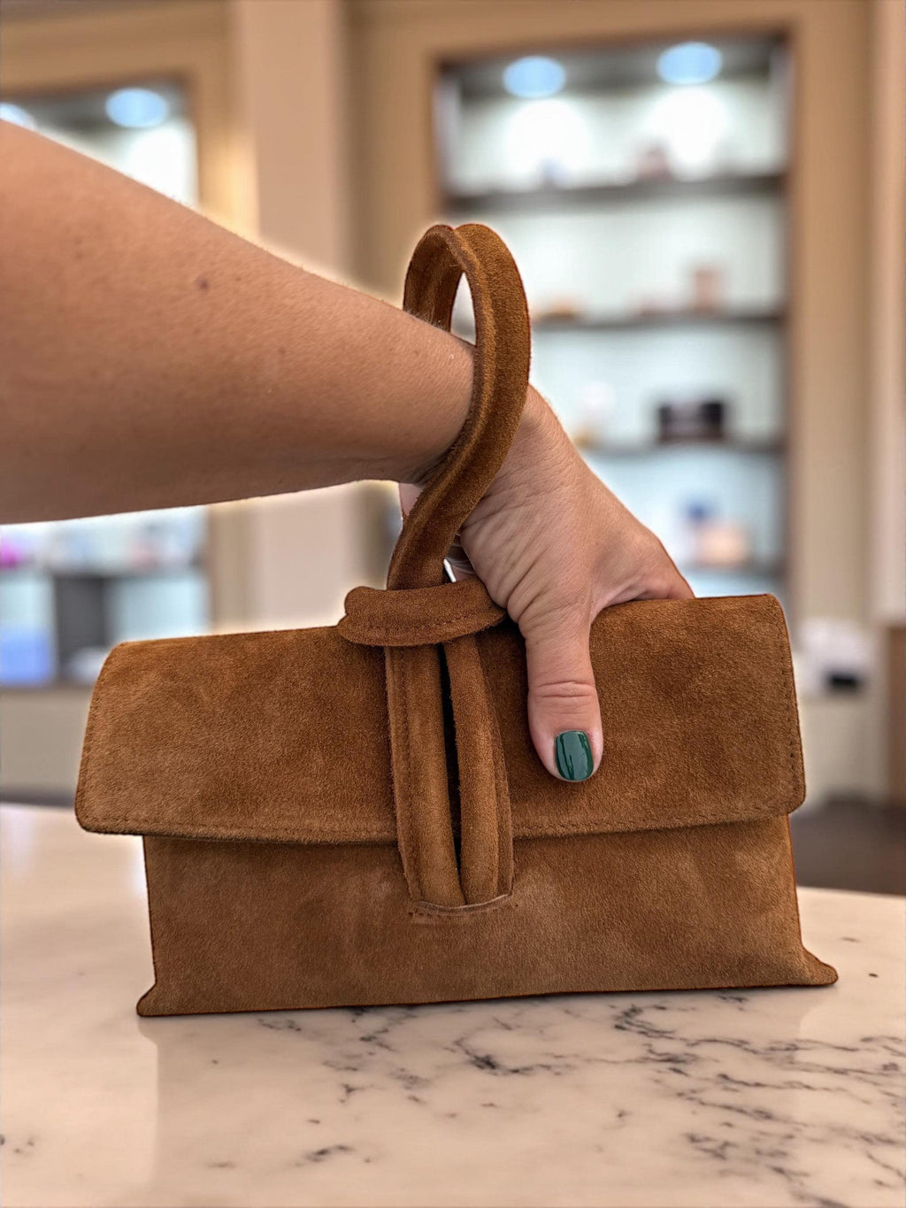 Bolso de mano de ante escultural burdeos