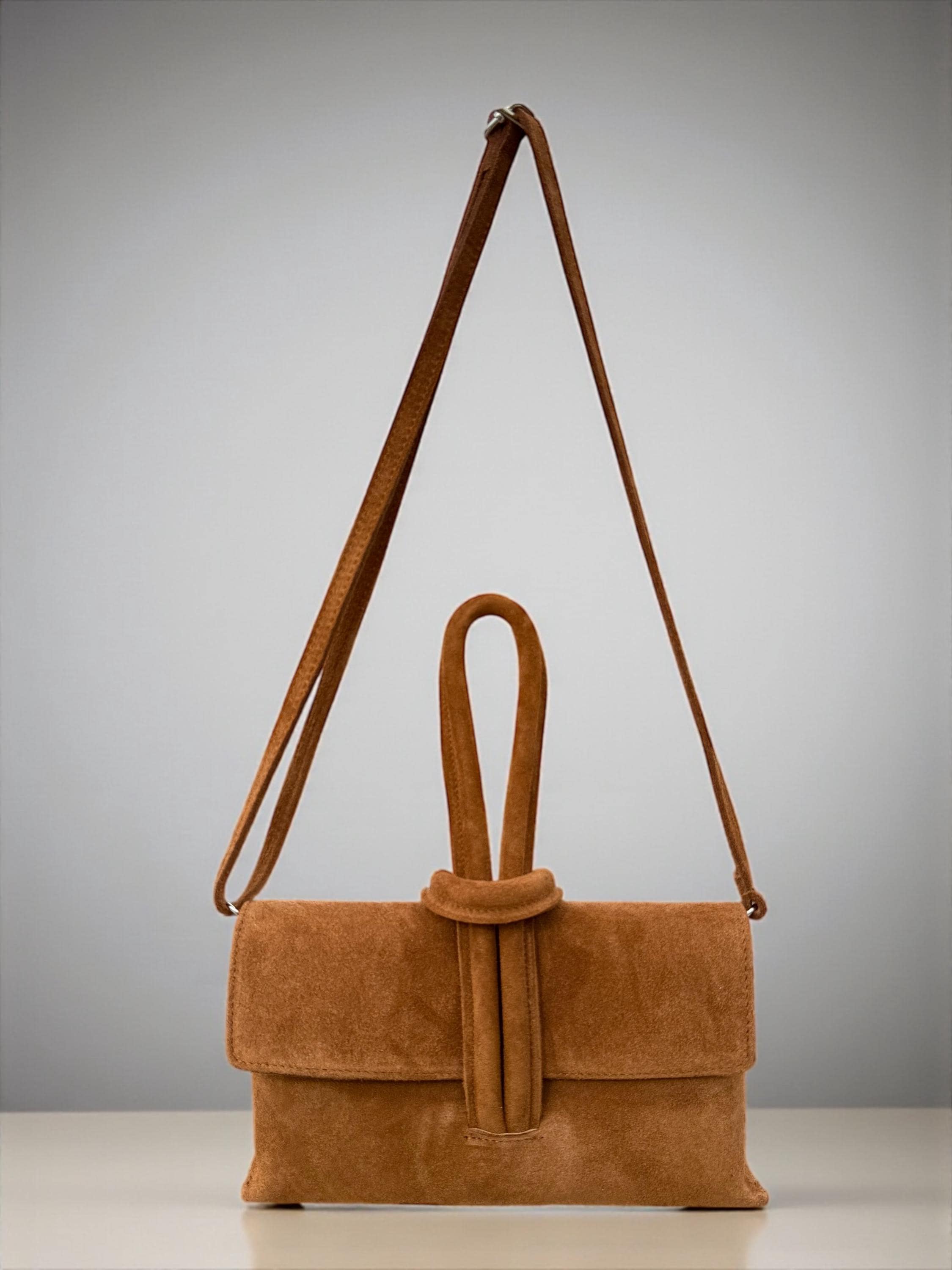 Bolso de mano de ante escultural burdeos