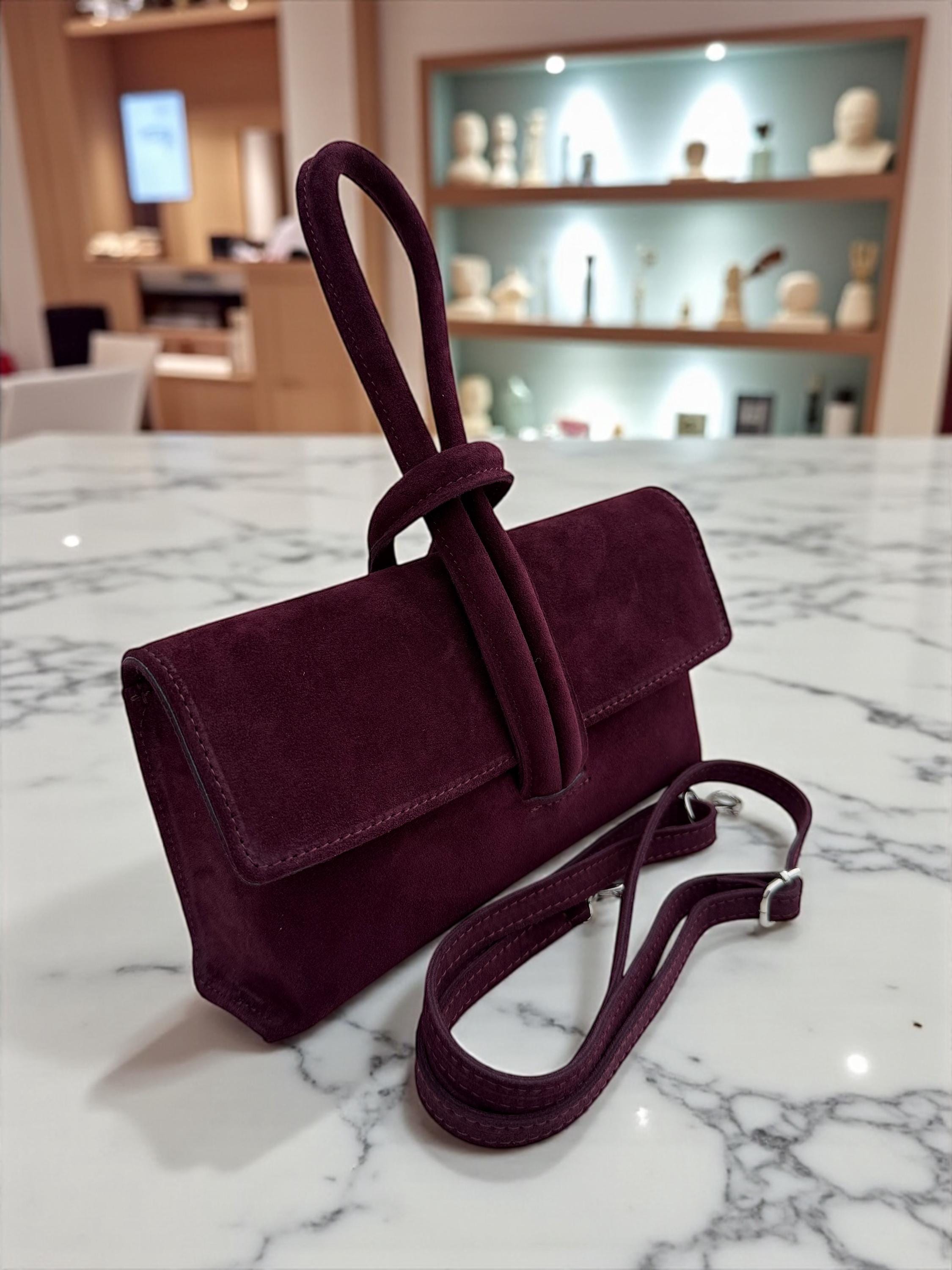 Bolso de mano de ante escultural burdeos