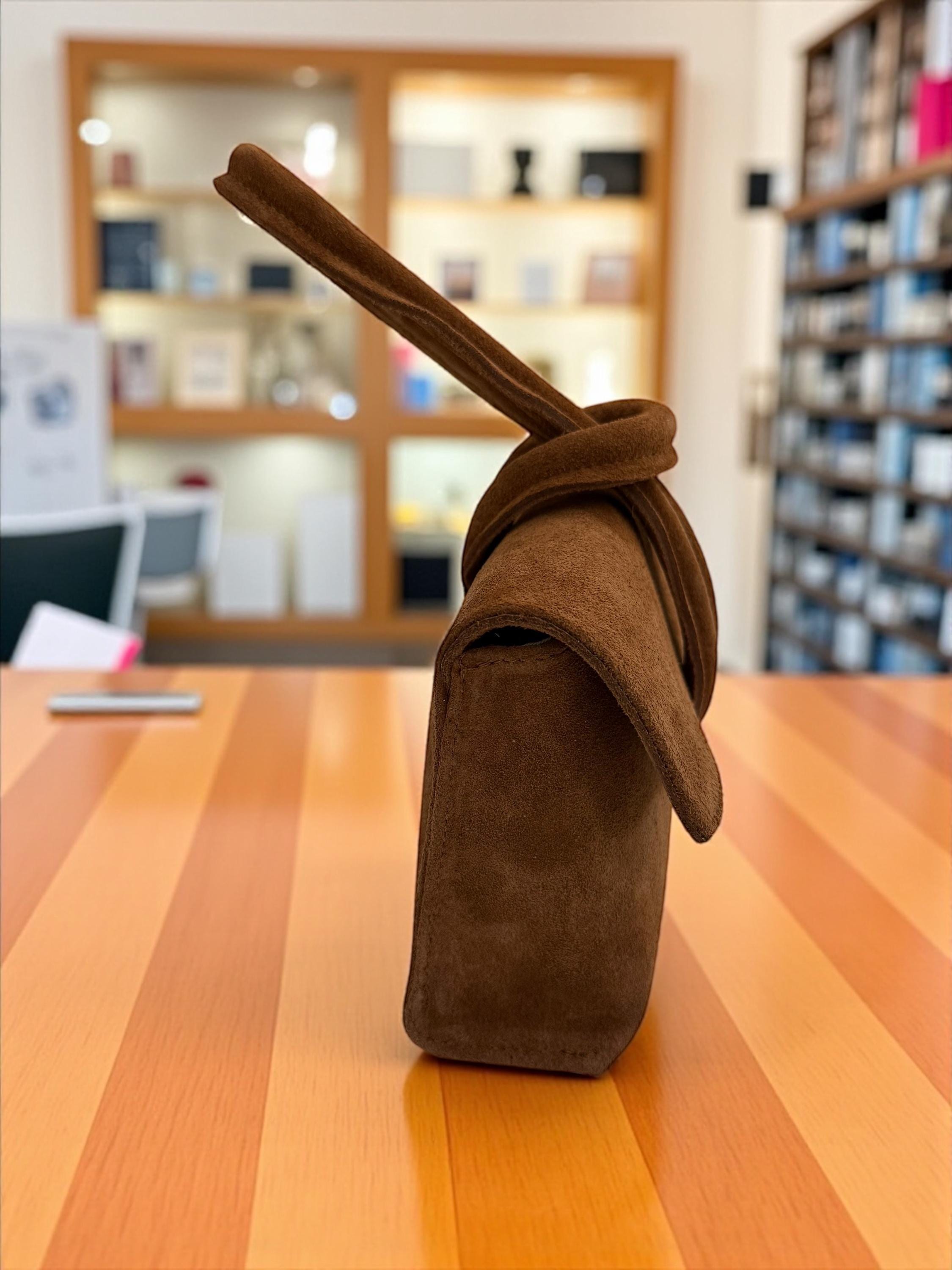 Bolso de mano de ante escultural burdeos