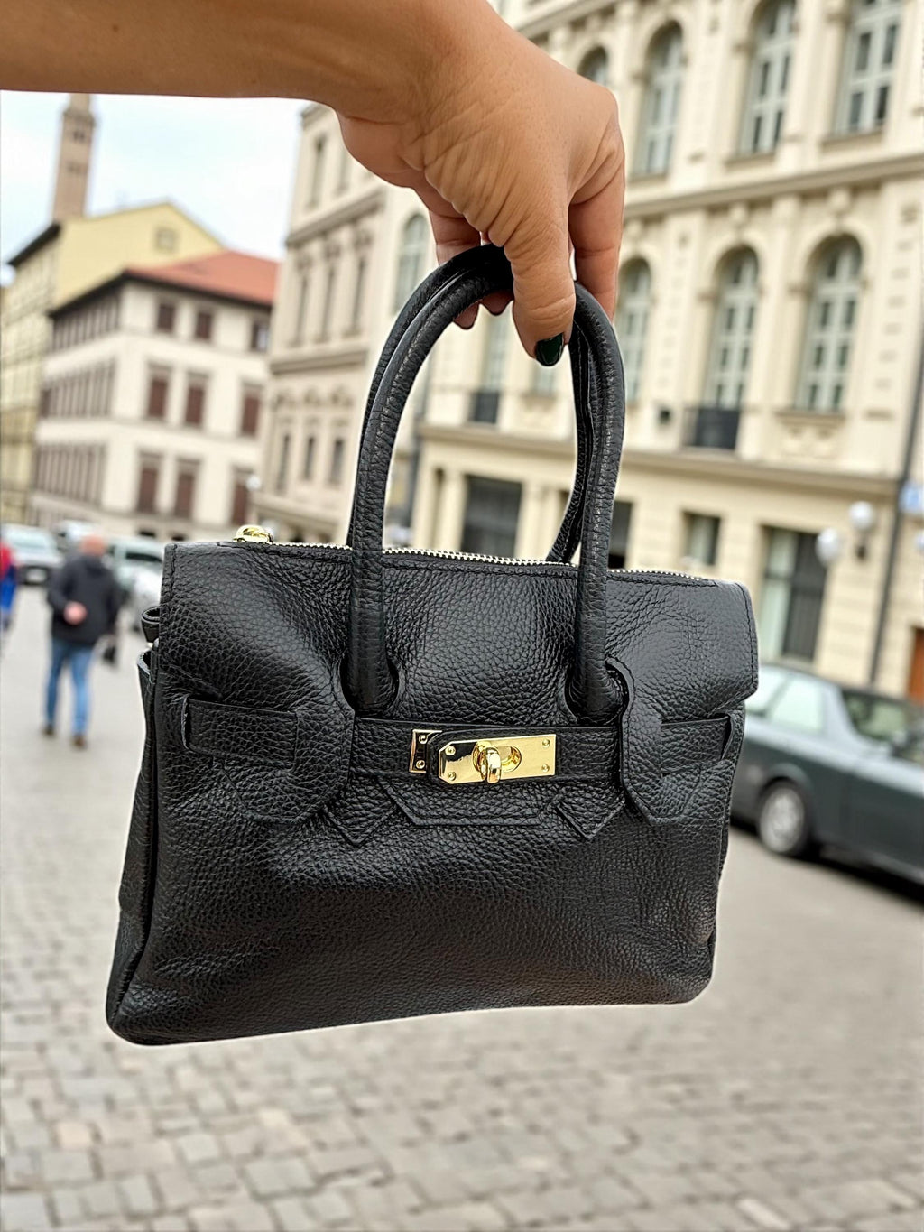 Bolso de mano con asa superior de piel granulada negra