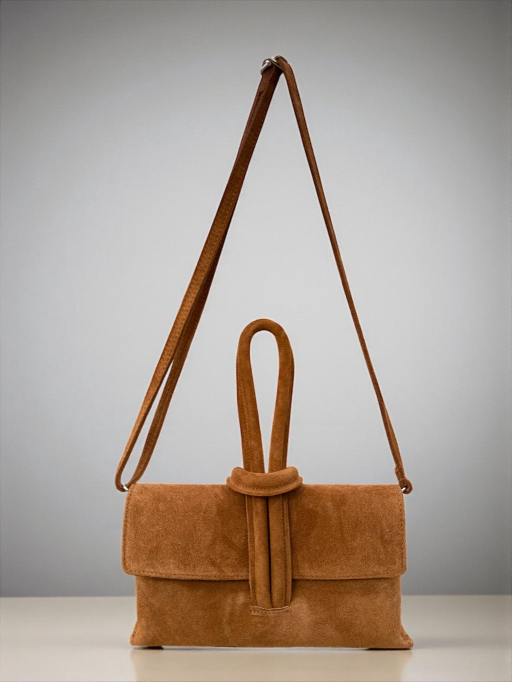 Bolso de mano de ante marrón oscuro con asa superior en bucle