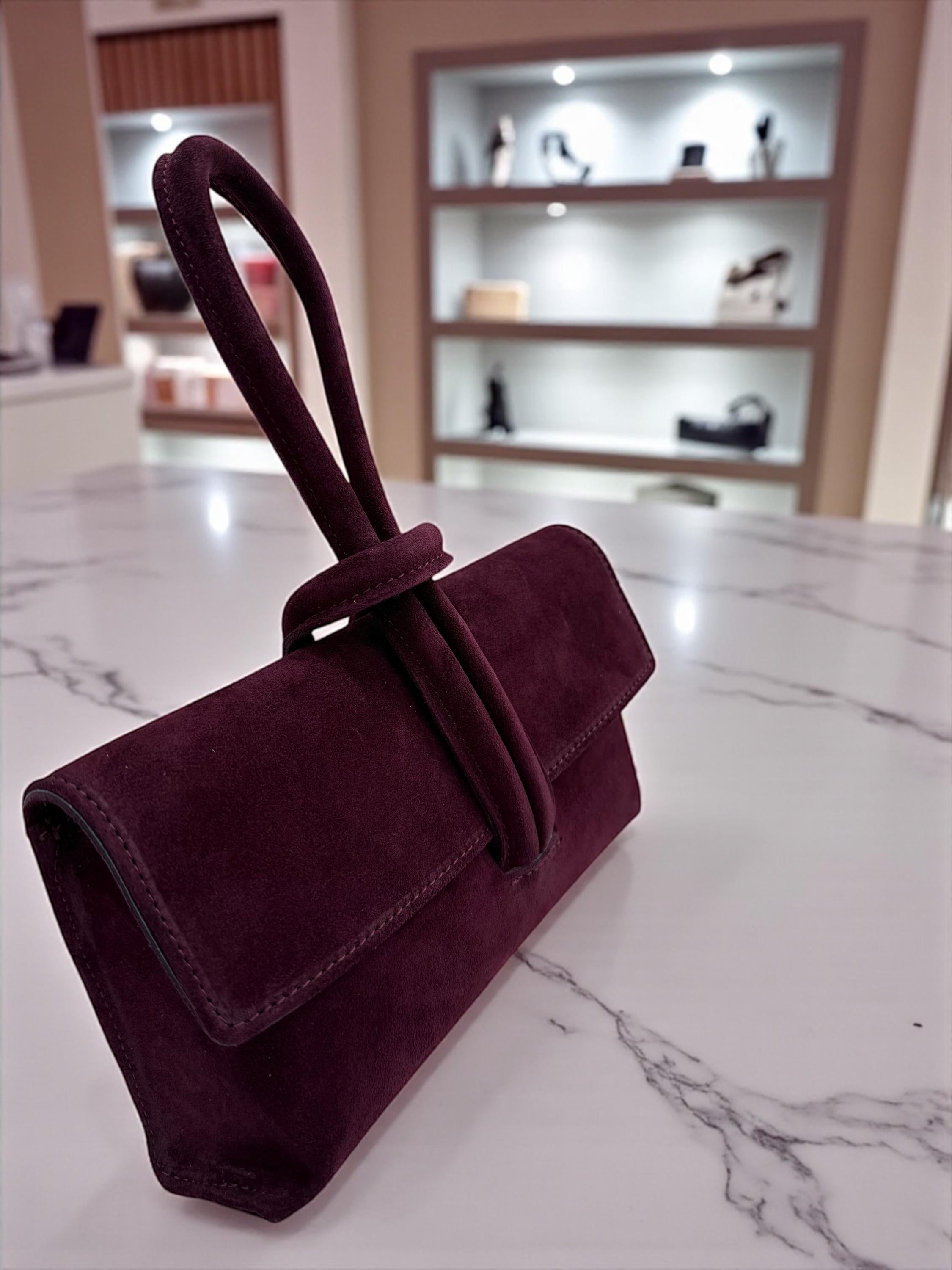 Bolso de mano de ante marrón oscuro con asa superior en bucle