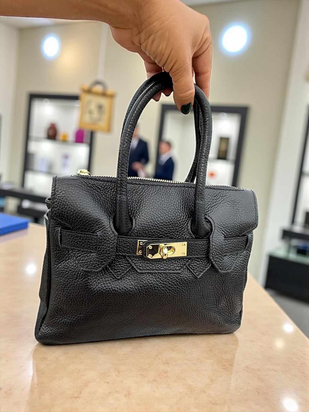 Bolso de mano con asa superior de piel granulada negra