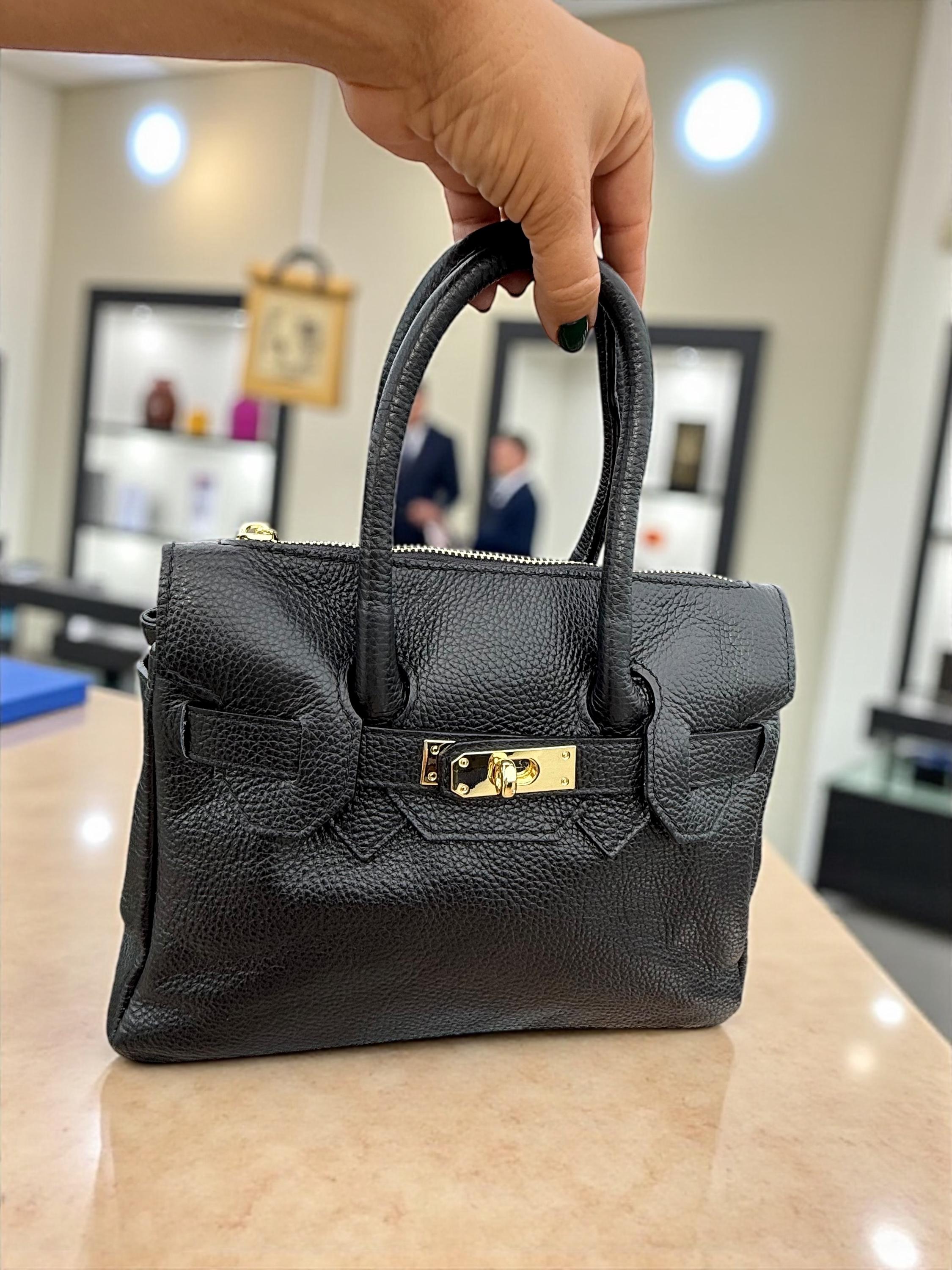 Bolso de mano con asa superior de piel granulada negra