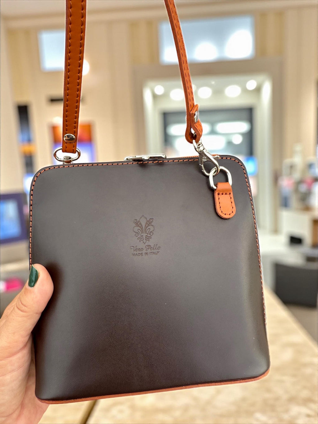 Mini bolso de piel estructurada en tonos tierra