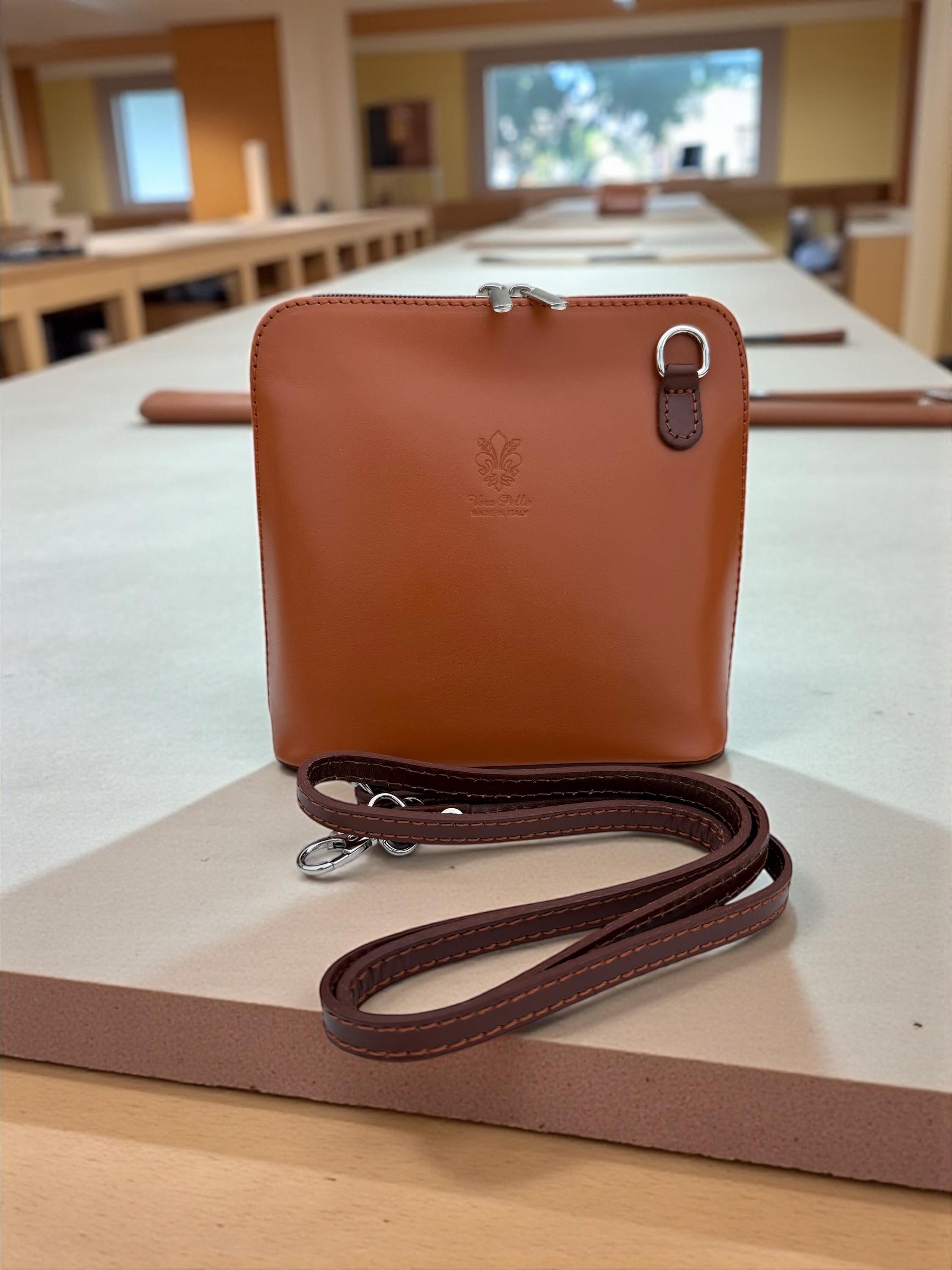 Mini bolso de piel estructurada en tonos tierra