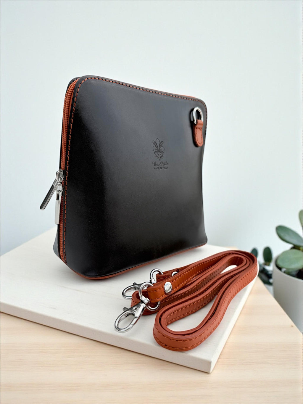 Bolso bandolera estructurado de piel italiana en color marrón café y camel