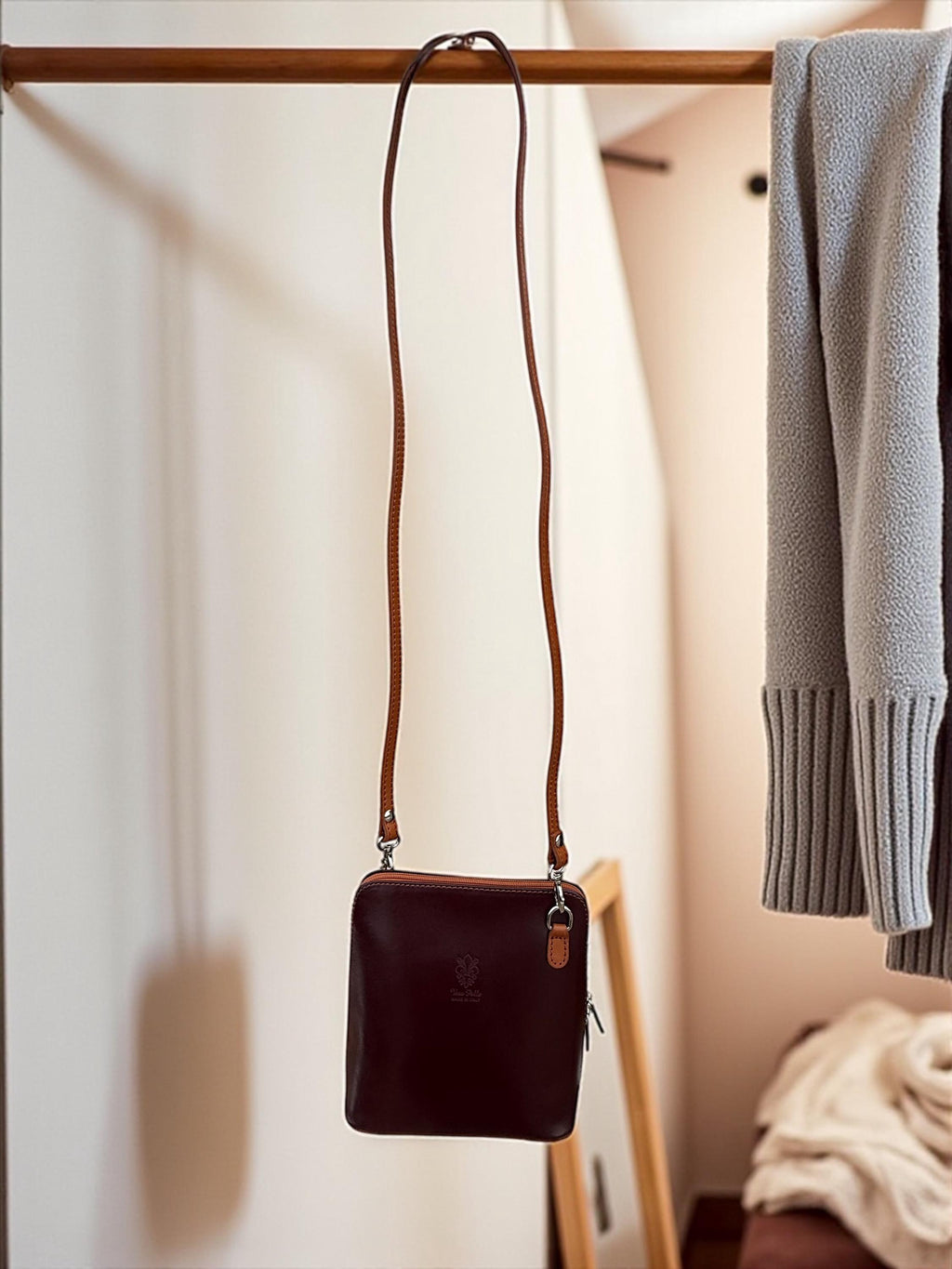 Mini bolso estructurado burdeos y camel