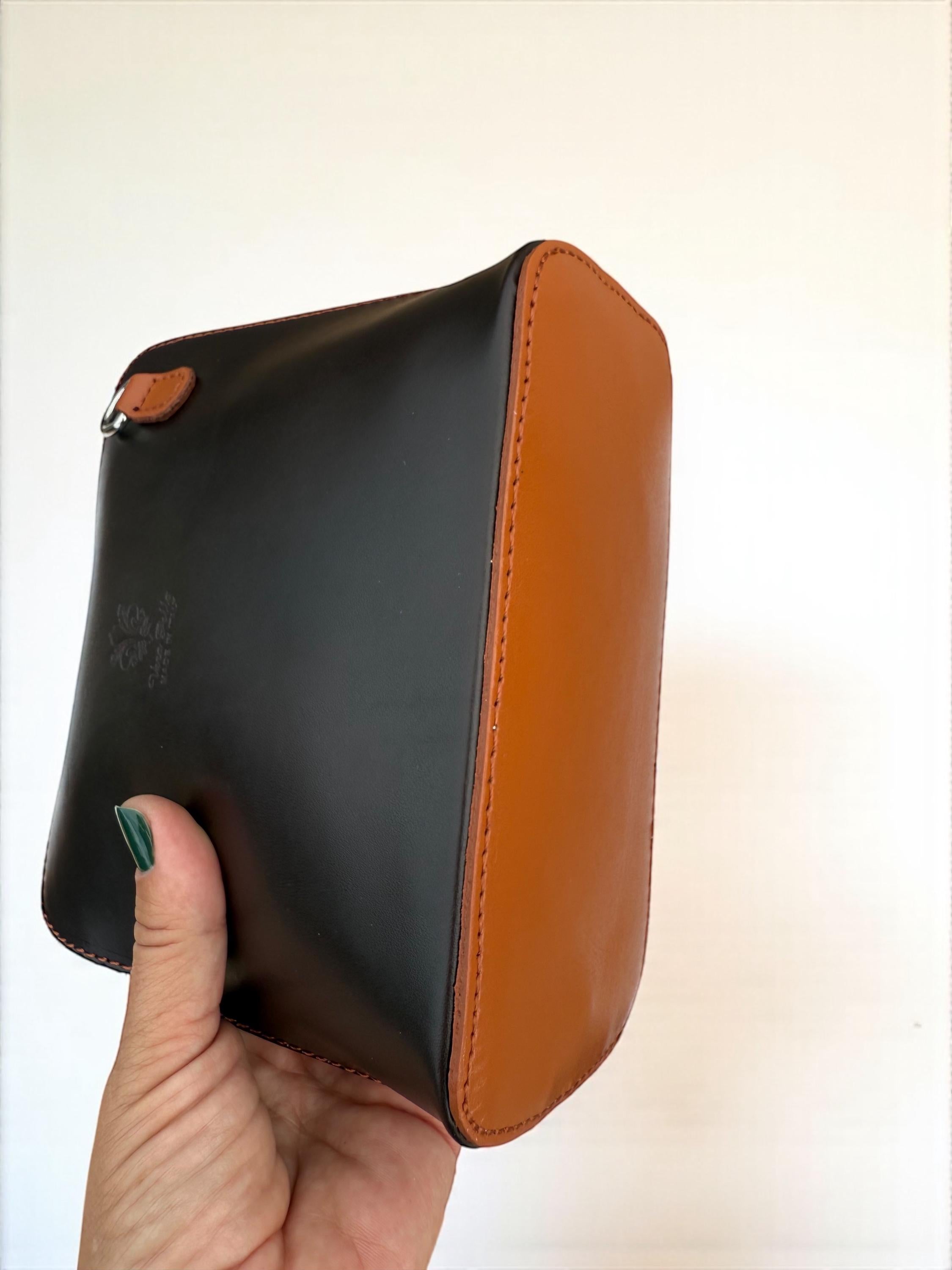 Bolso bandolera estructurado de piel italiana en color marrón café y camel