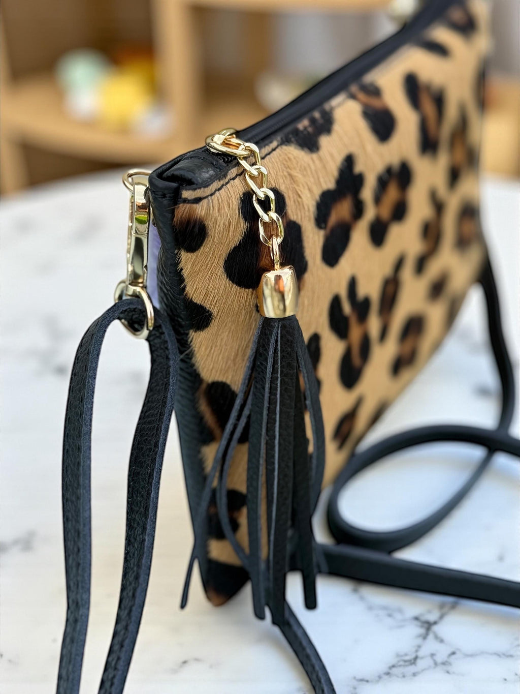 Bolso de mano de piel sintética con estampado de leopardo y pelo de poni, con borla