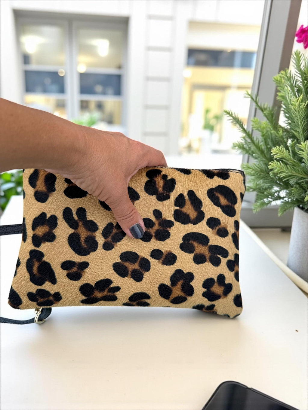 Bolso de mano de piel sintética con estampado de leopardo y pelo de poni, con borla
