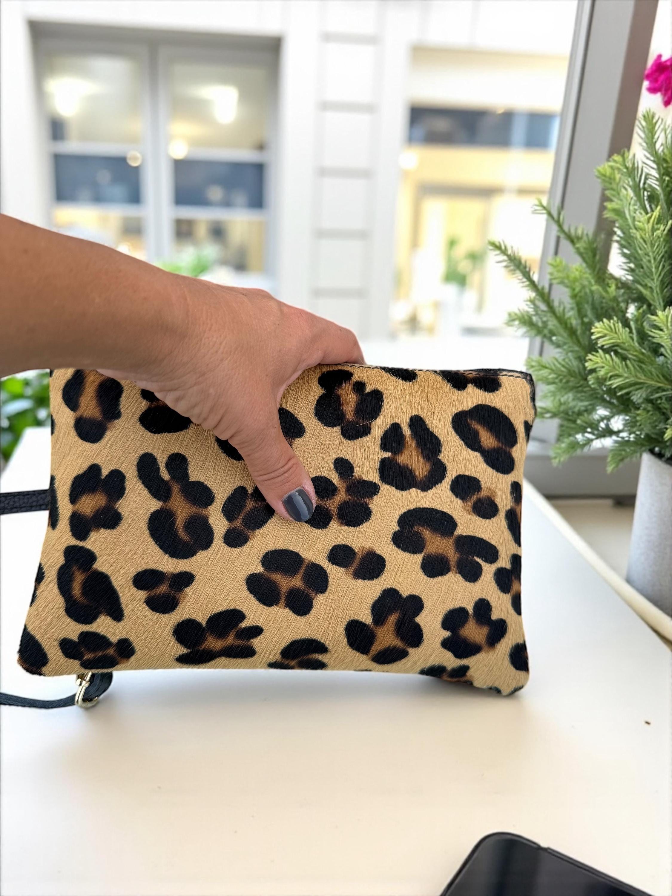 Bolso de mano de piel sintética con estampado de leopardo y pelo de poni, con borla