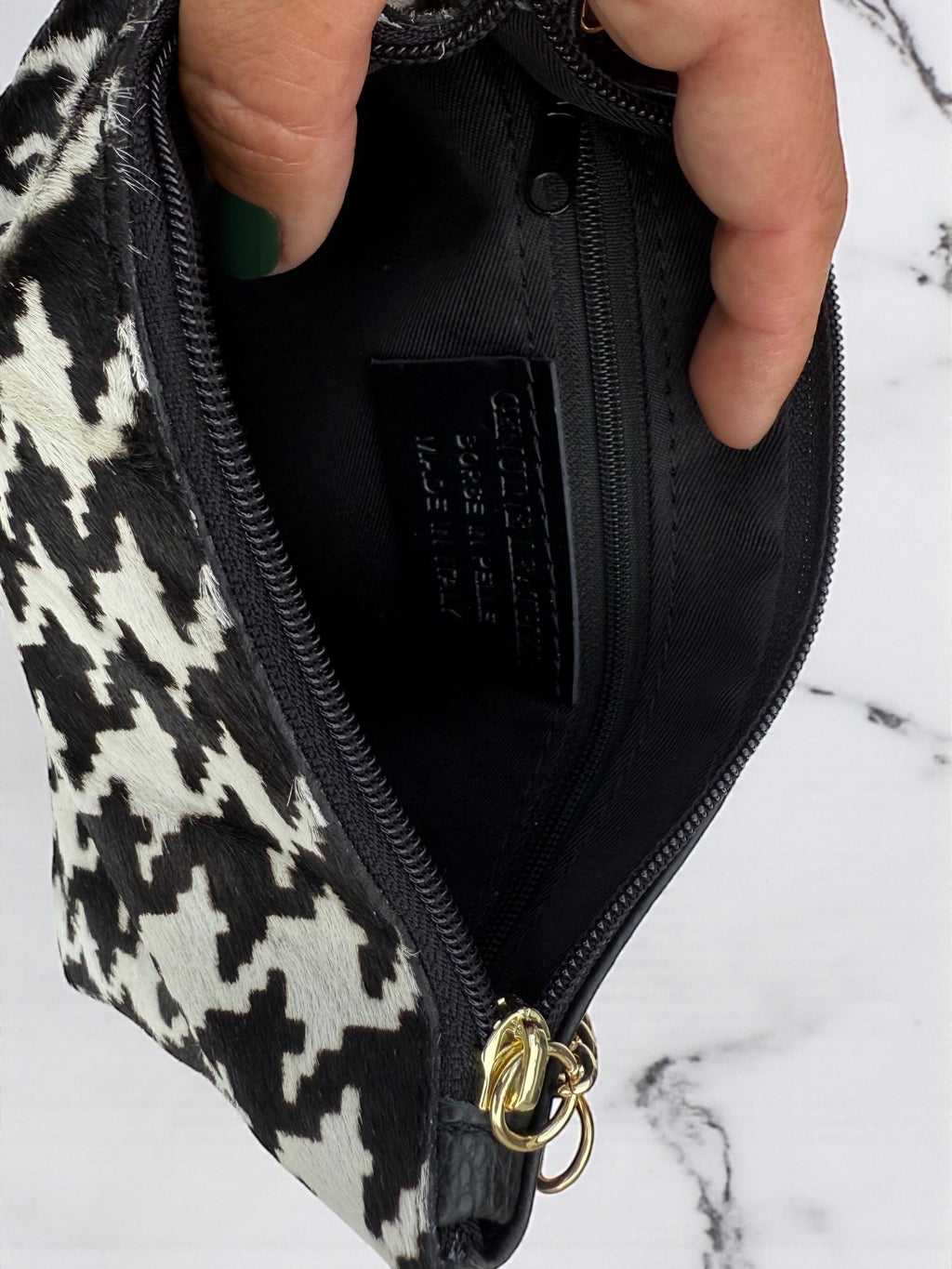 Clutch de piel de poni con estampado de pata de gallo, cadena dorada y borla