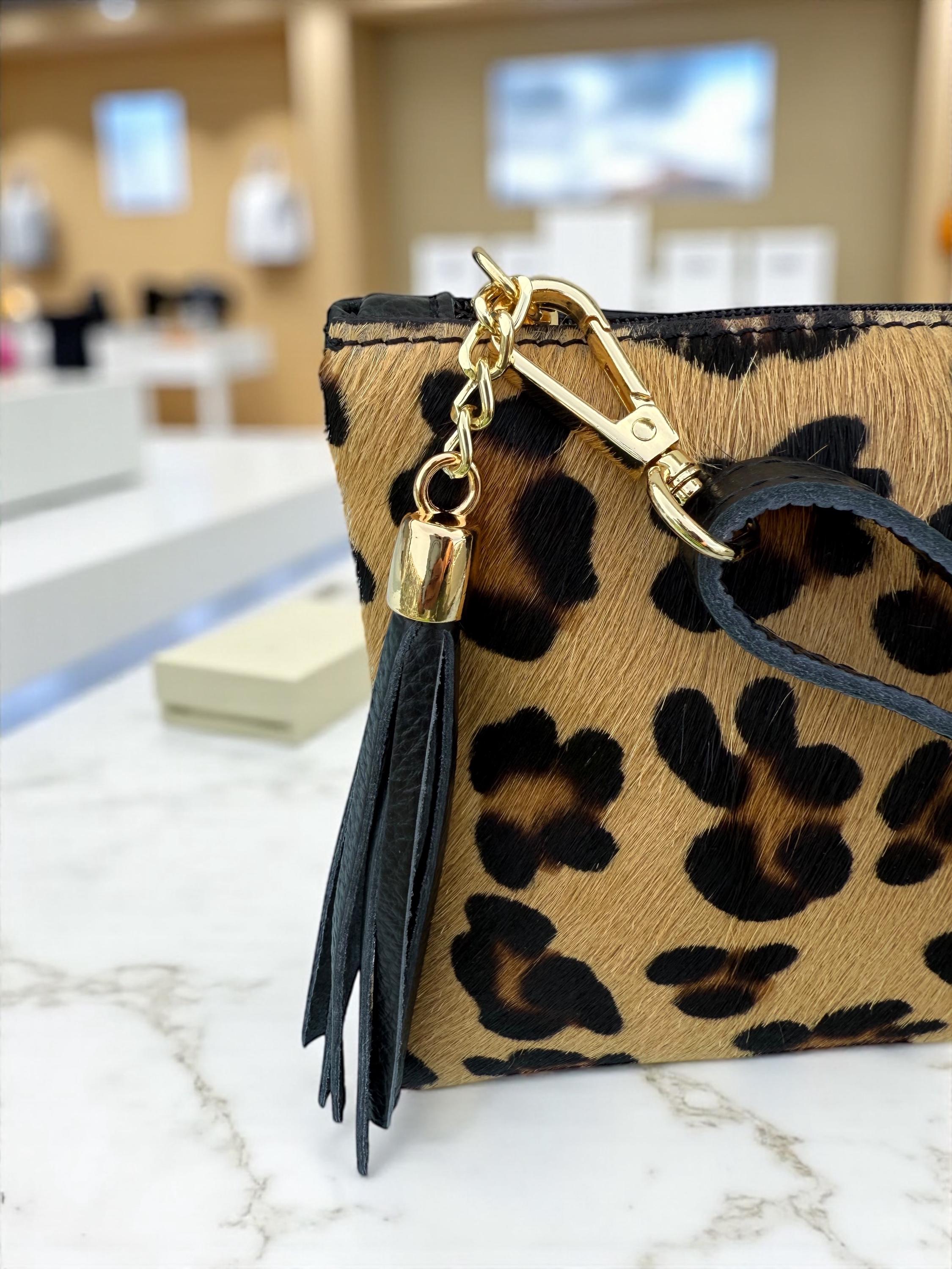 Bolso de mano de piel sintética con estampado de leopardo y pelo de poni, con borla
