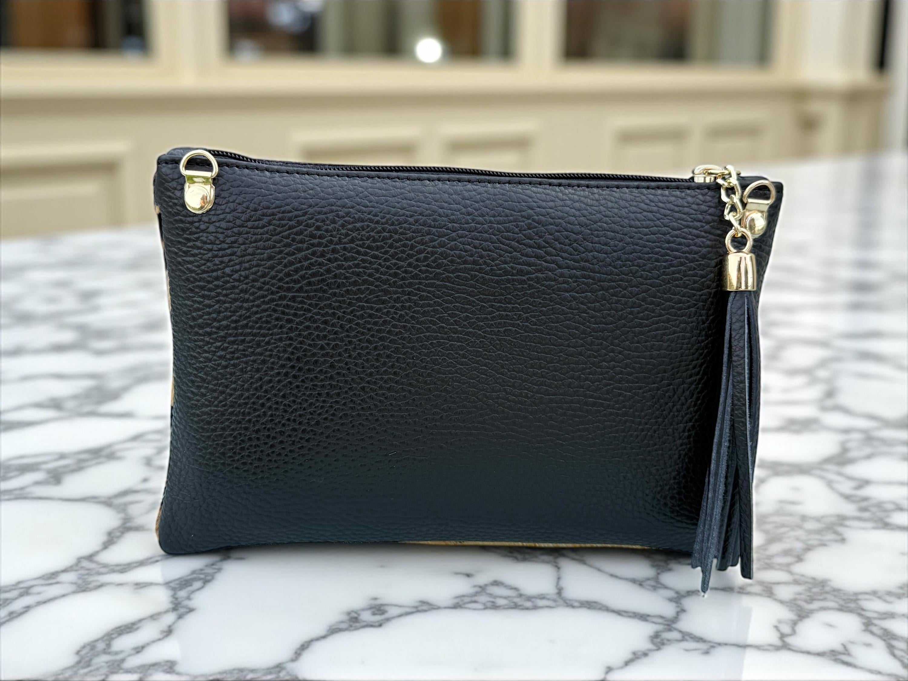 Bolso de mano de piel sintética con estampado de leopardo y pelo de poni, con borla