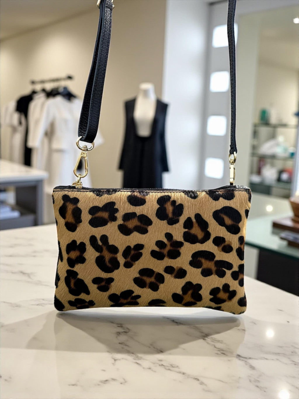 Bolso de mano de piel sintética con estampado de leopardo y pelo de poni, con borla