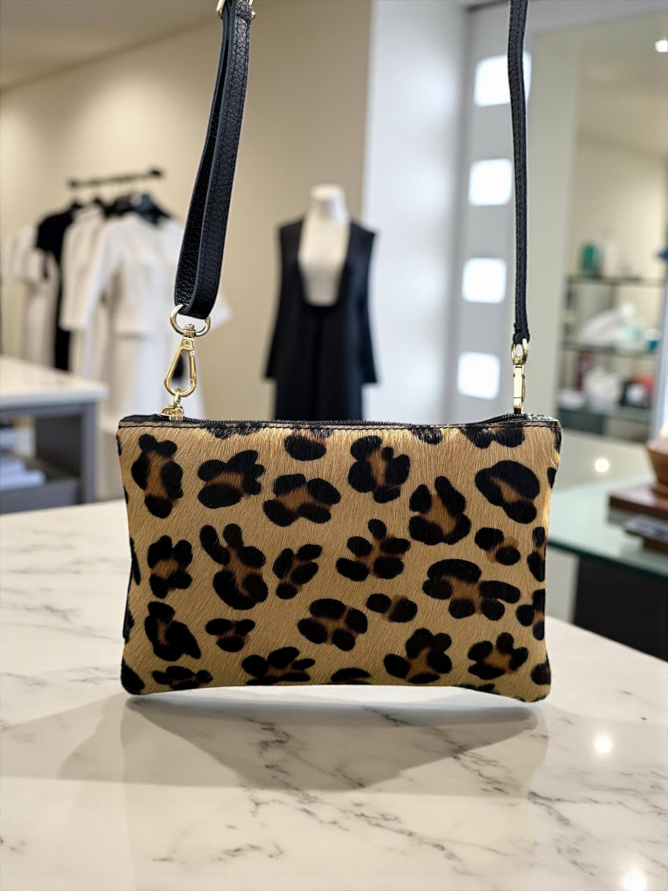 Bolso de mano de piel sintética con estampado de leopardo y pelo de poni, con borla
