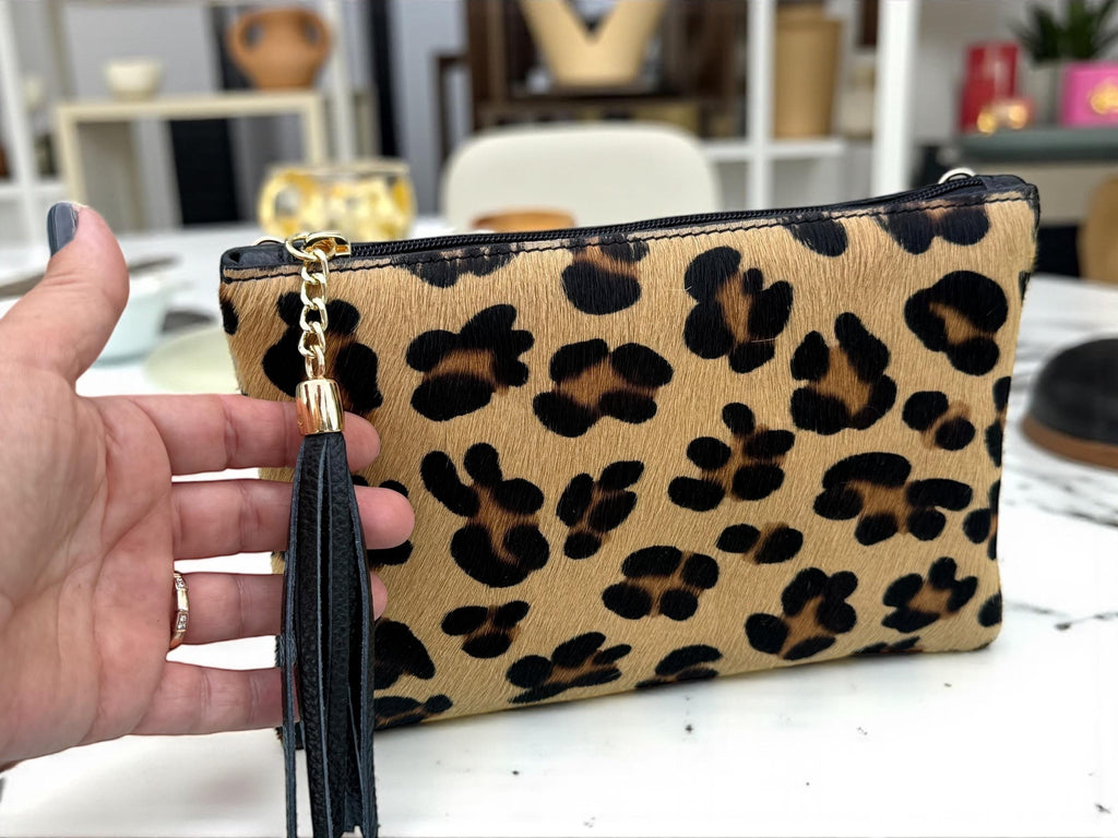 Bolso de mano de piel sintética con estampado de leopardo y pelo de poni, con borla