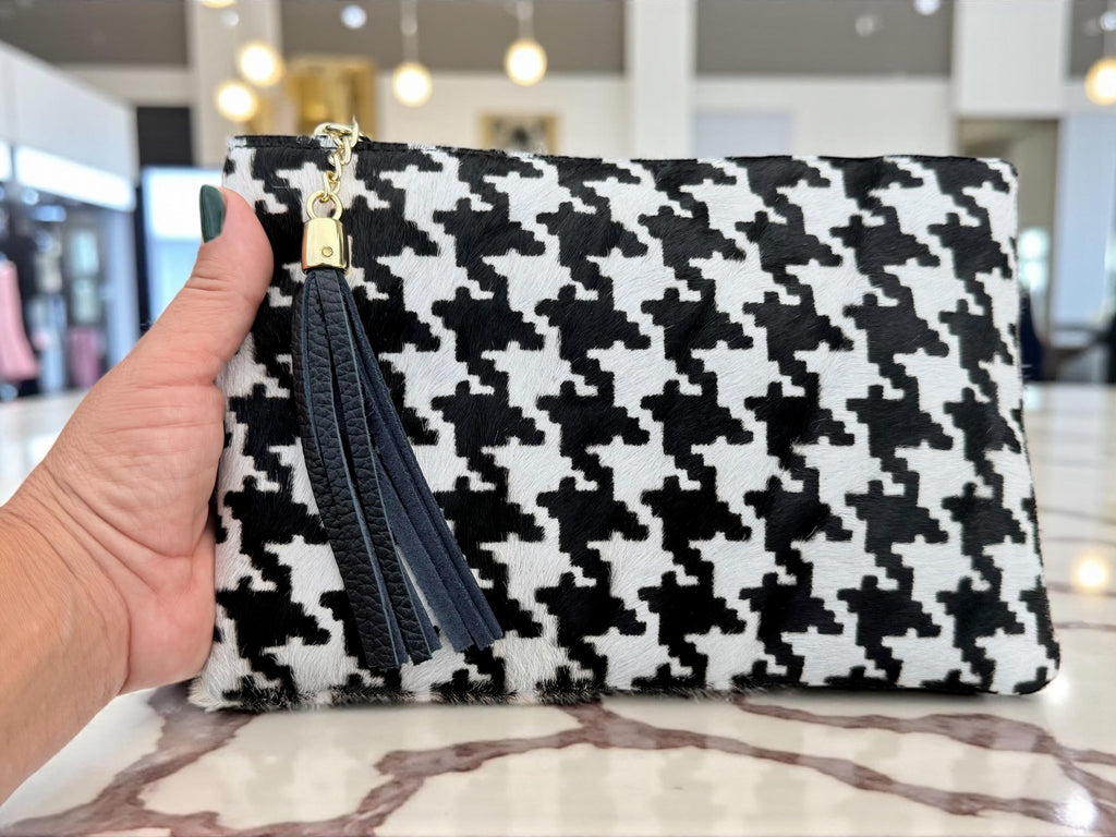 Clutch de piel de poni con estampado de pata de gallo, cadena dorada y borla