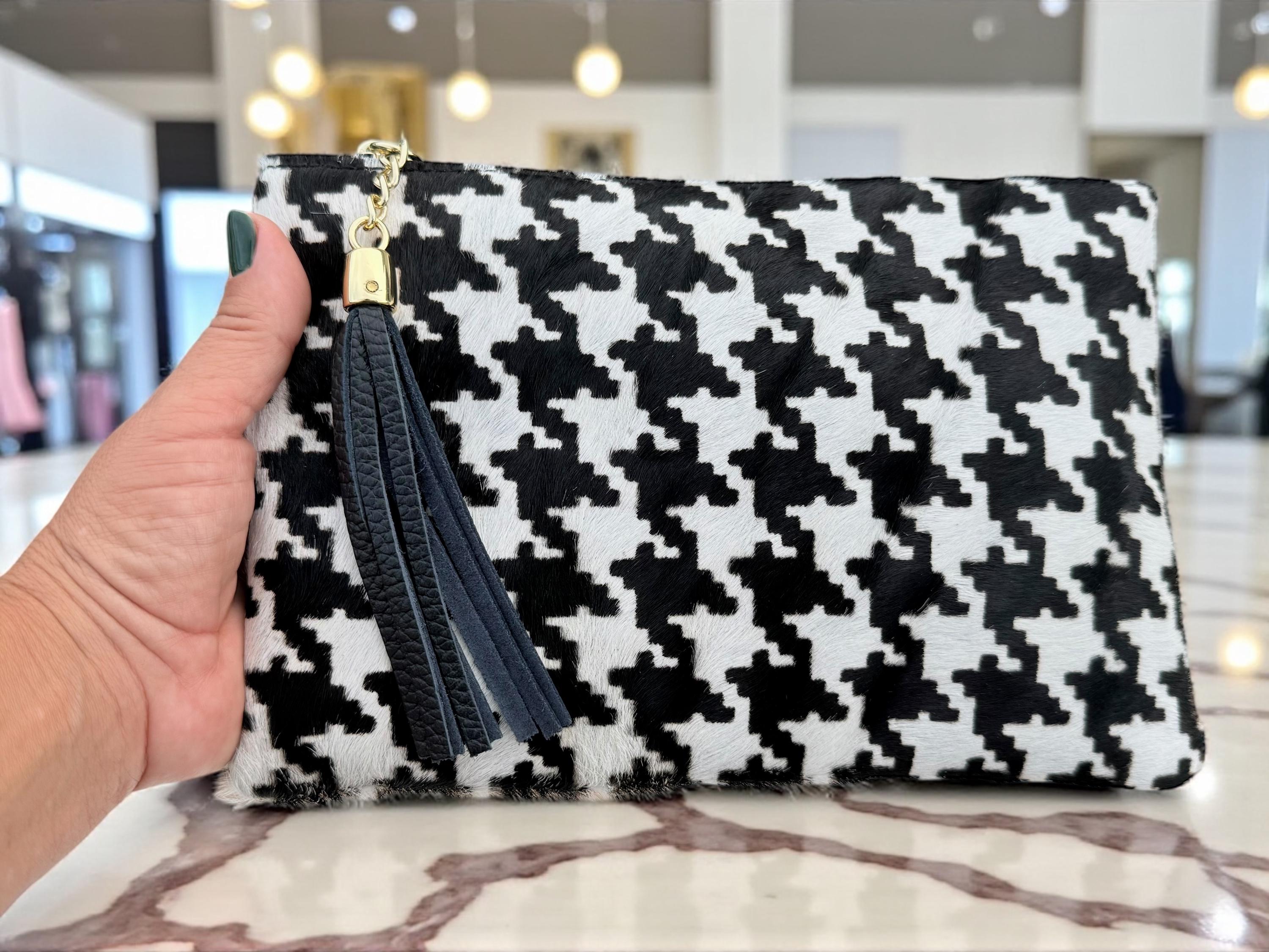Clutch de piel de poni con estampado de pata de gallo, cadena dorada y borla