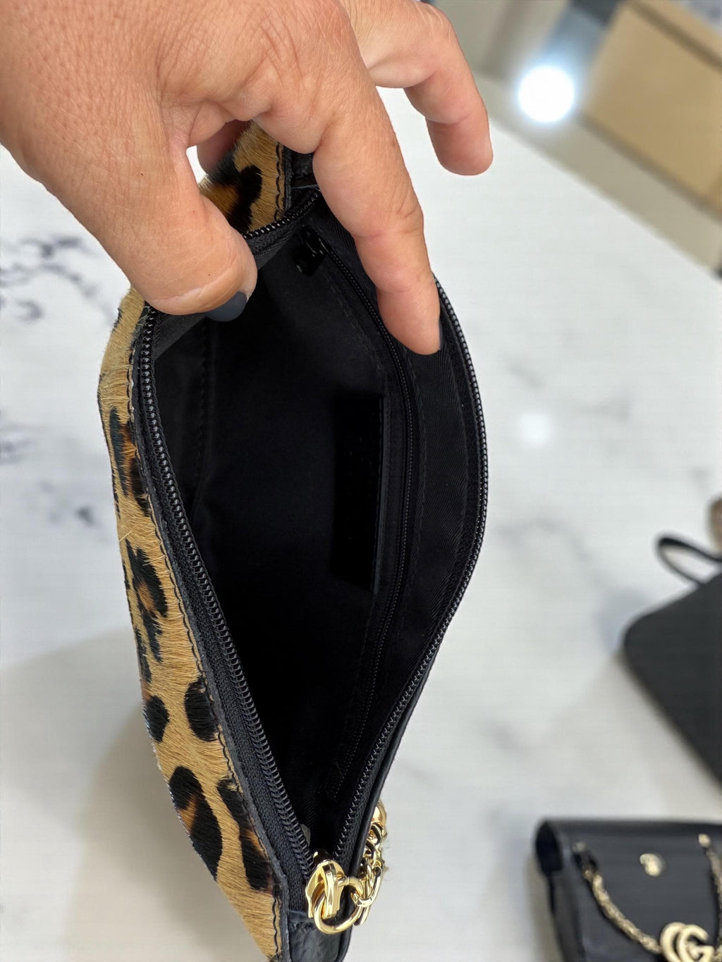 Bolso de mano de piel sintética con estampado de leopardo y pelo de poni, con borla