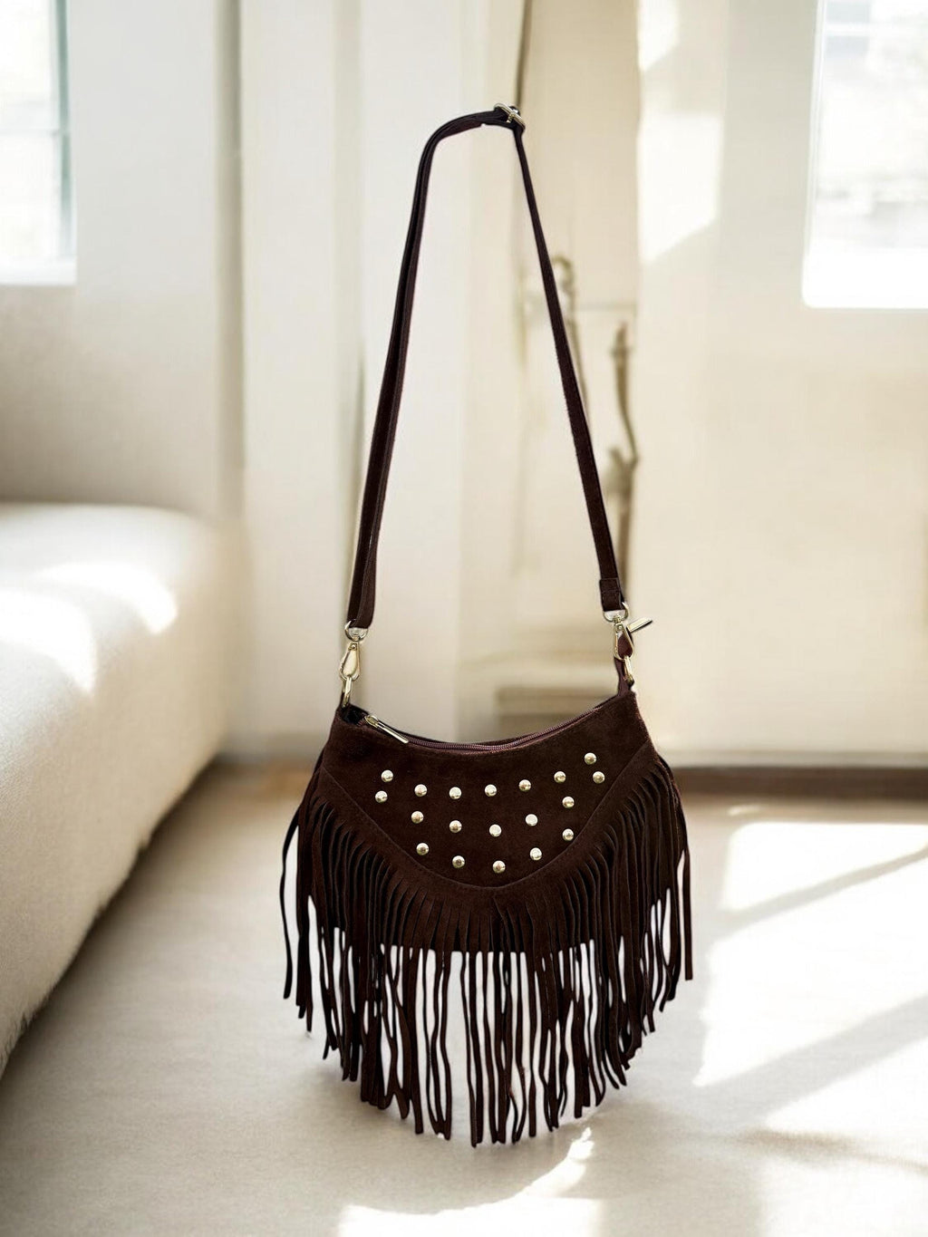 Bolso de ante italiano color chocolate con flecos y tachuelas doradas