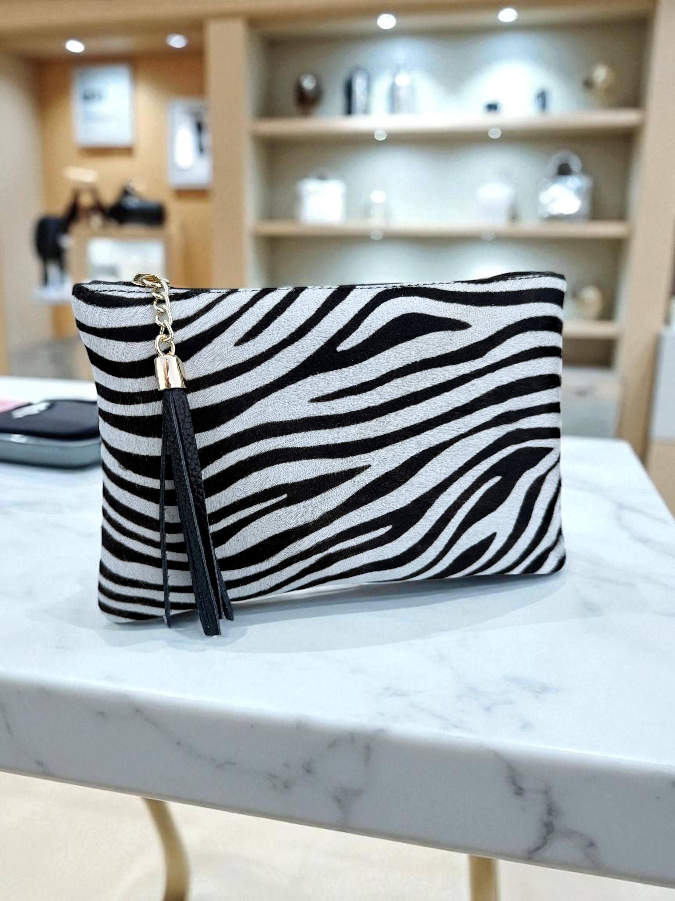 Clutch con estampado de cebra y borlas