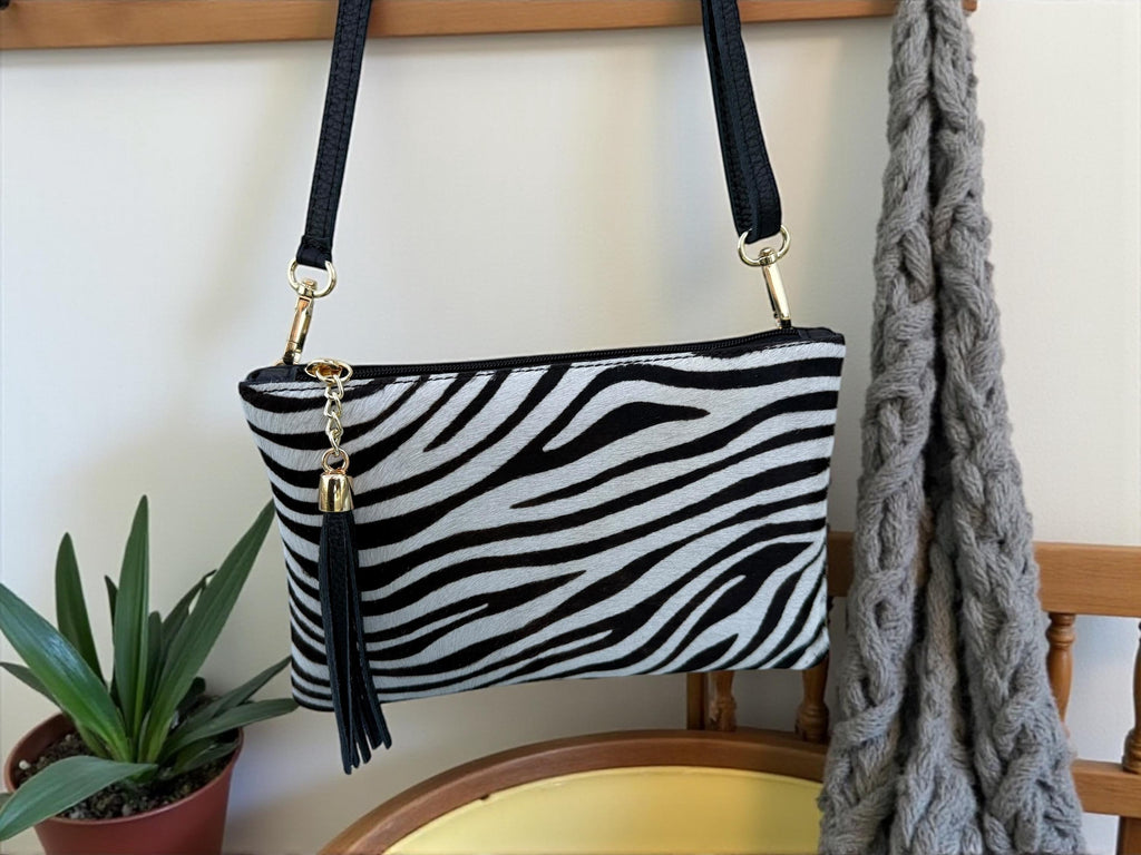 Clutch con estampado de cebra y borlas