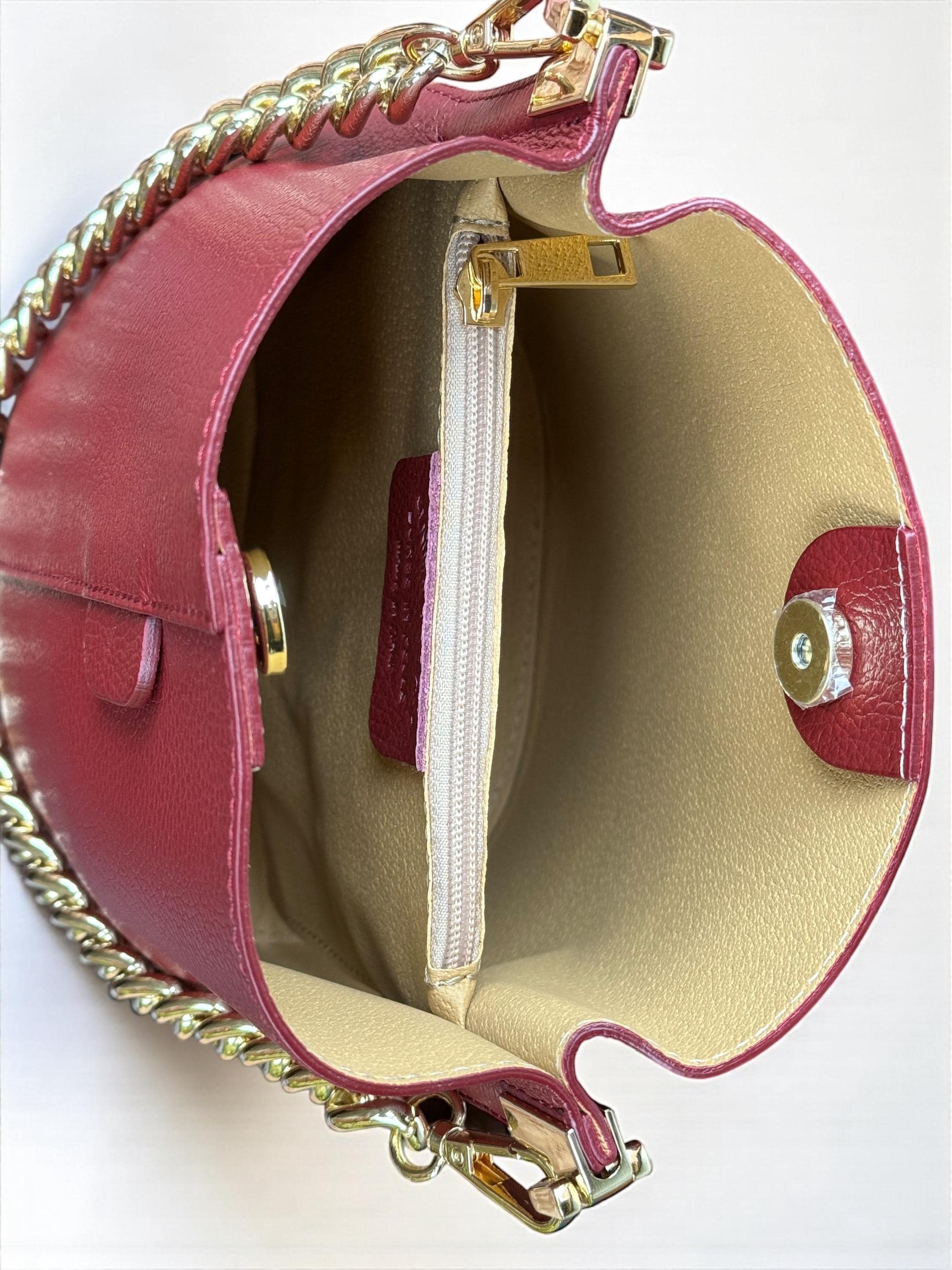 Bolso de cuero tipo bombonera