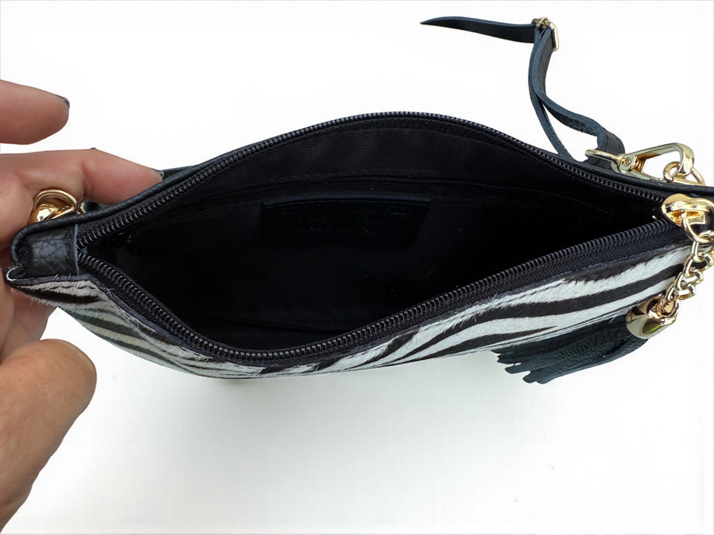 Clutch con estampado de cebra y borlas