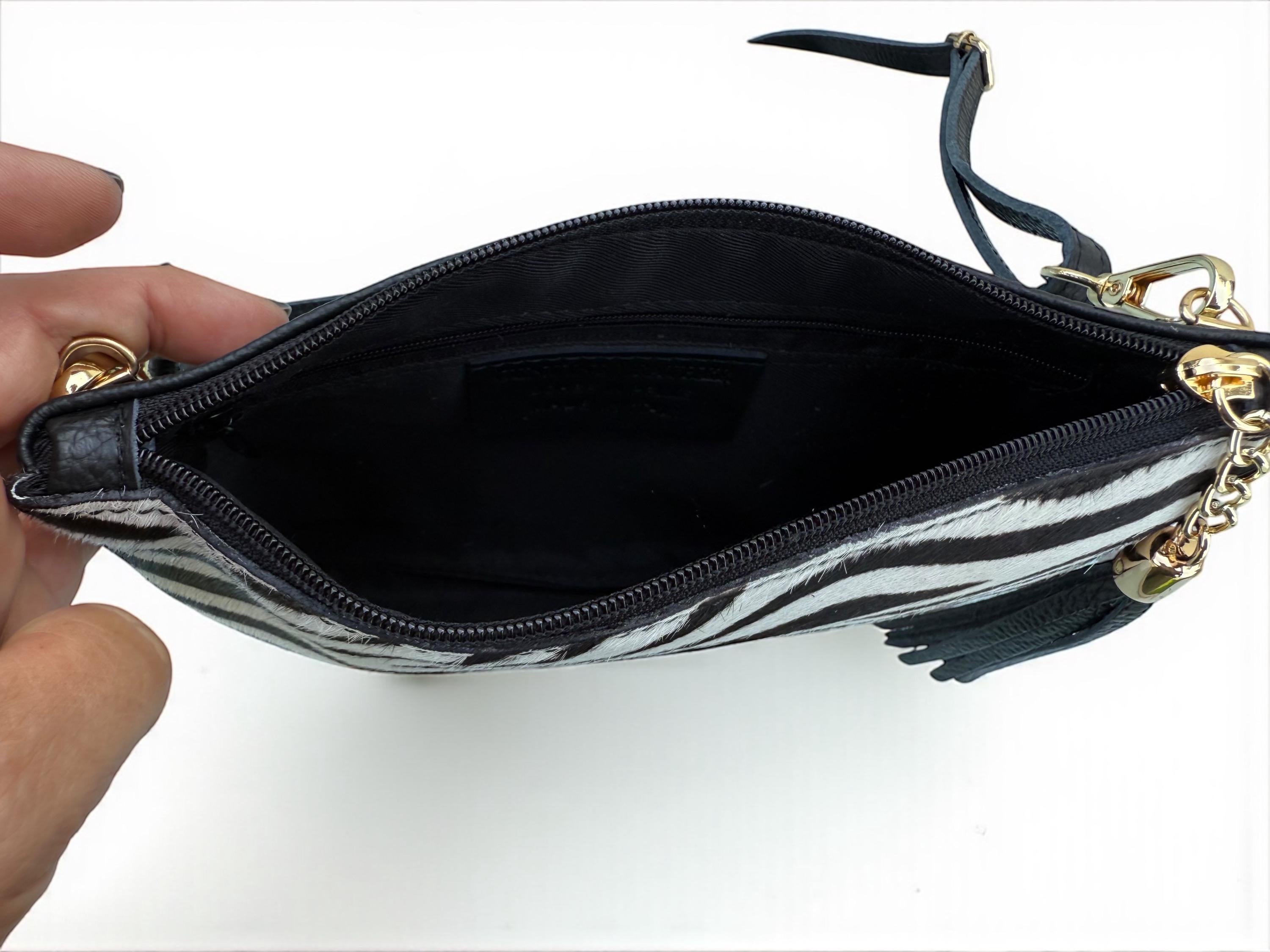 Clutch con estampado de cebra y borlas